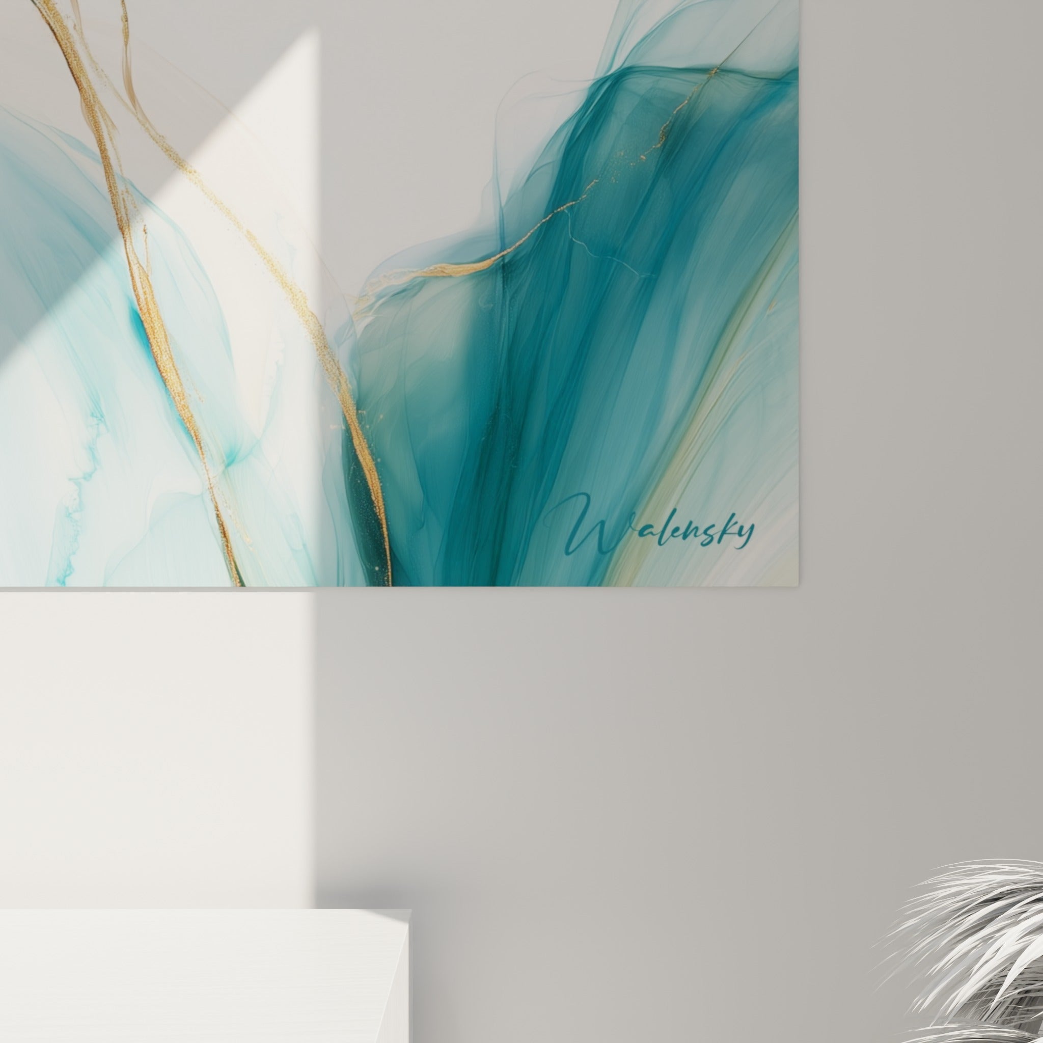 Grain aquarelle du camélia rose et bleu pétrole révélant les fines particules dorées et coulures