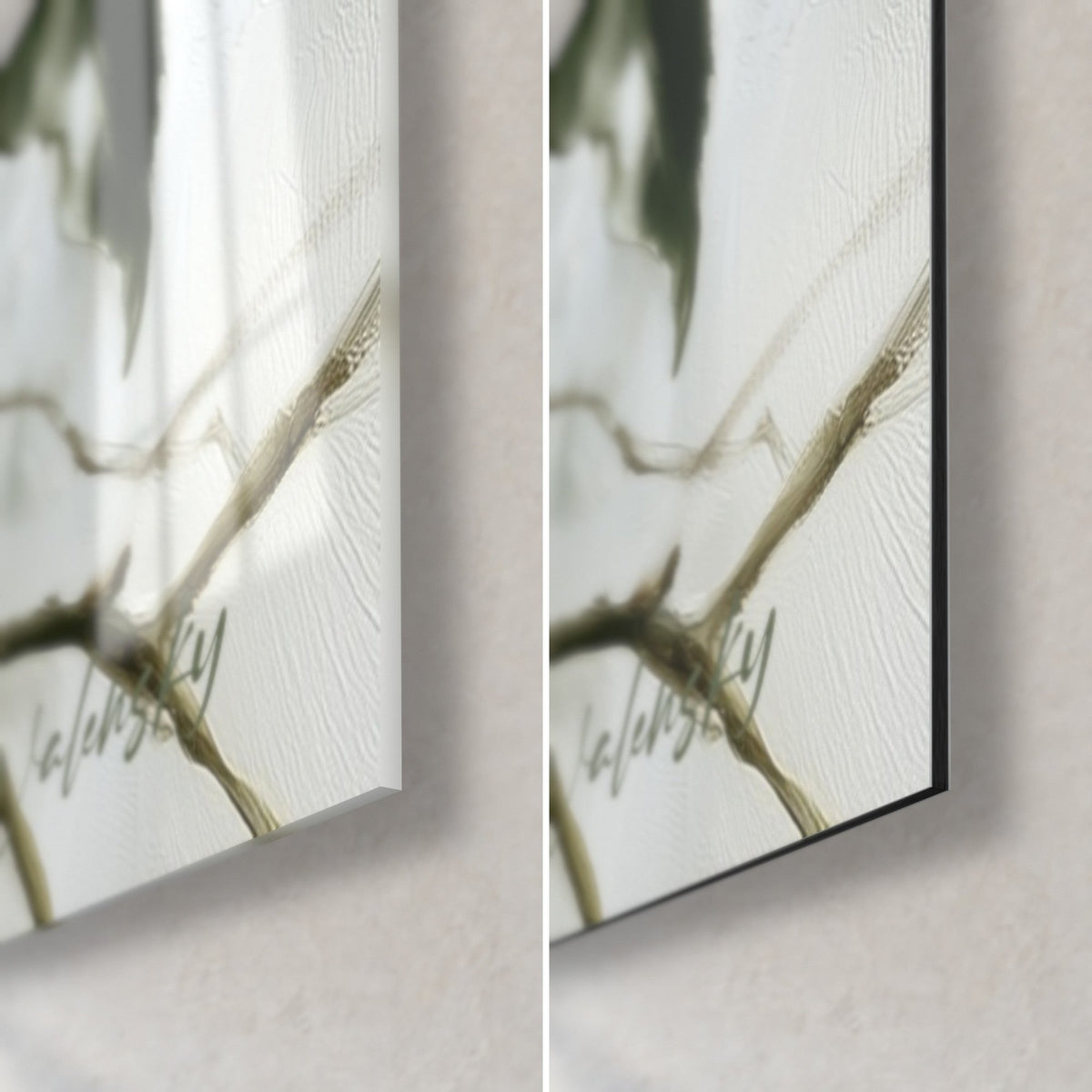 Tableau camélia blanc et rameau fin, coin bas droit : verre acrylique brillant à gauche, alu Dibond noir mat à droite, tranche 3 mm