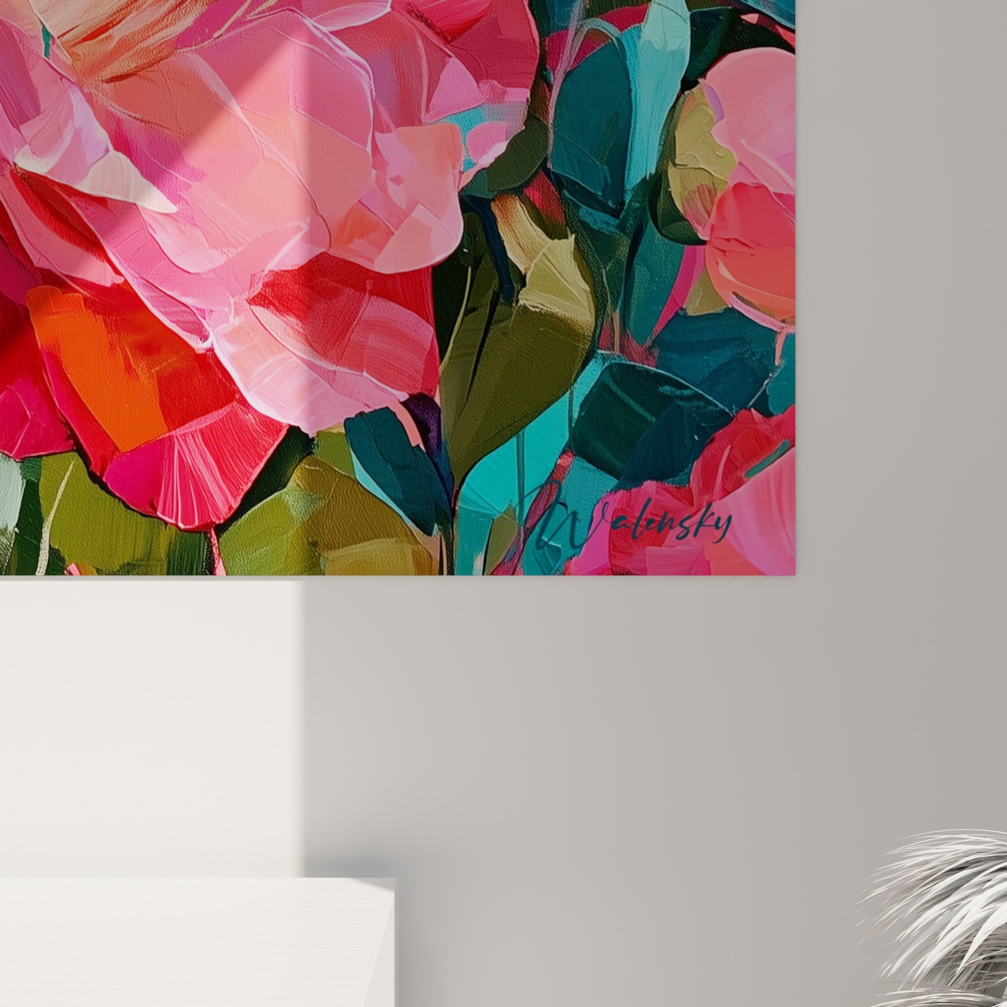 Empâtements épais de peinture rose et dorée révélant la texture des pétales de camélia sous la lumière