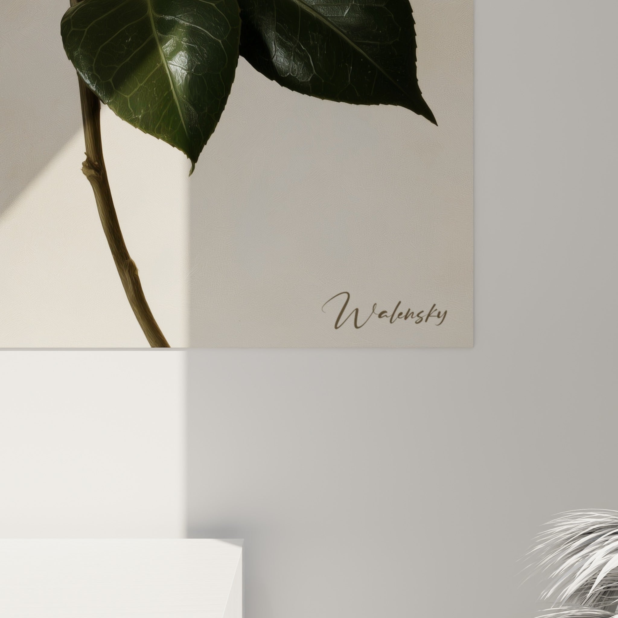 Pétales de camélia blanc et nervures des feuilles vert foncé révélant la texture picturale de l'œuvre