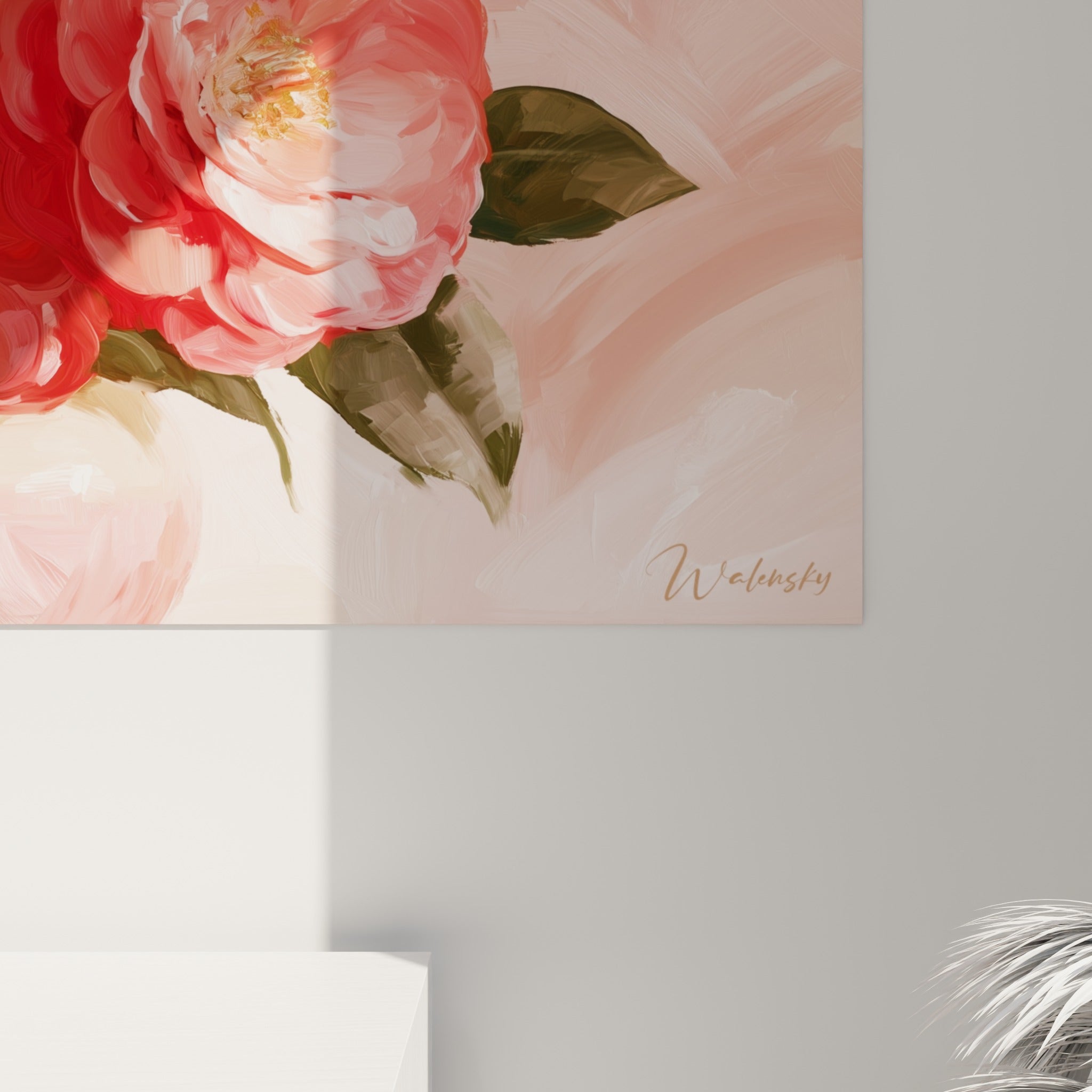 Pétales de camélia en gros plan révélant les empâtements roses et rouges et le grain de la toile