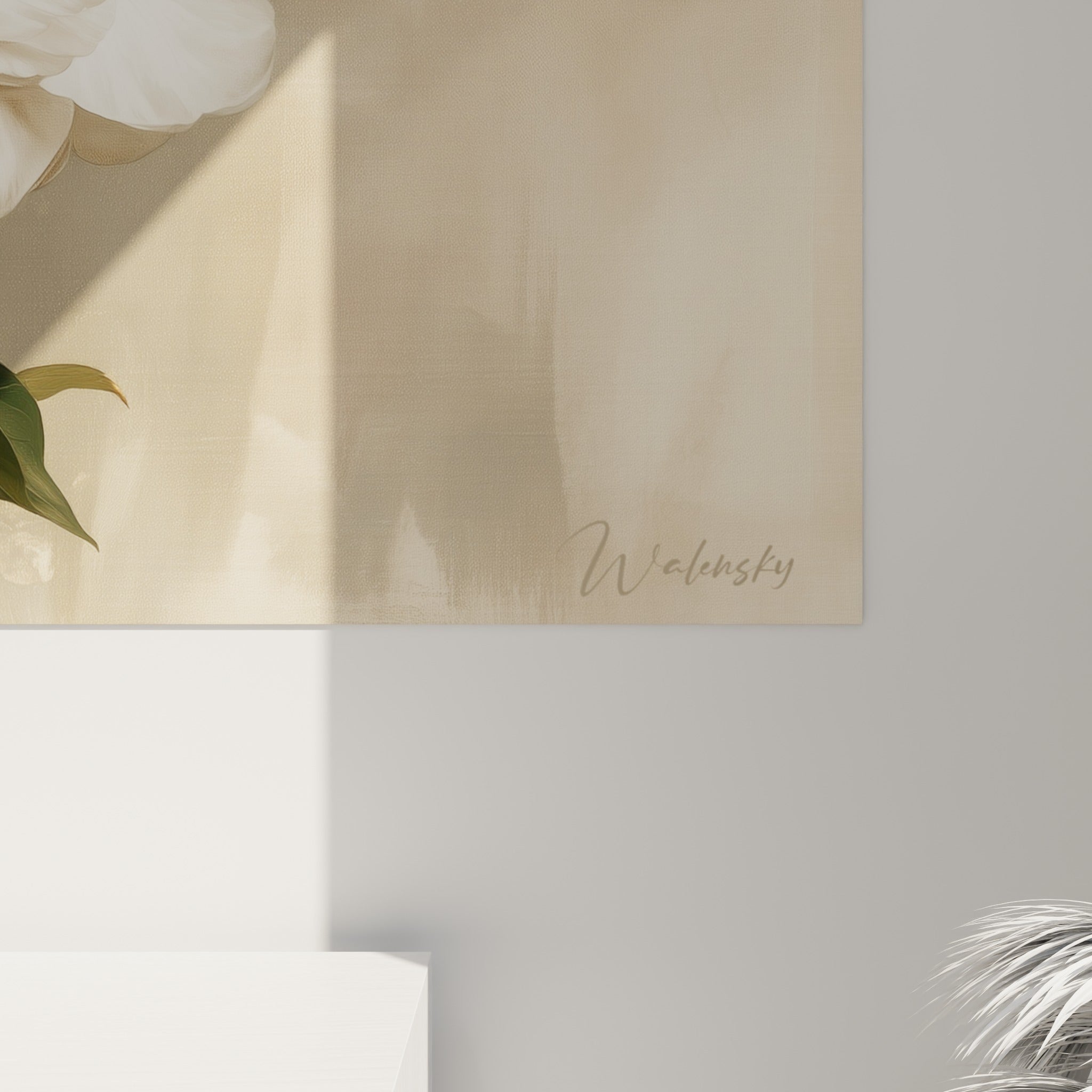 Grain de la toile révélant les nuances beige et blanc cassé des pétales du camélia peint