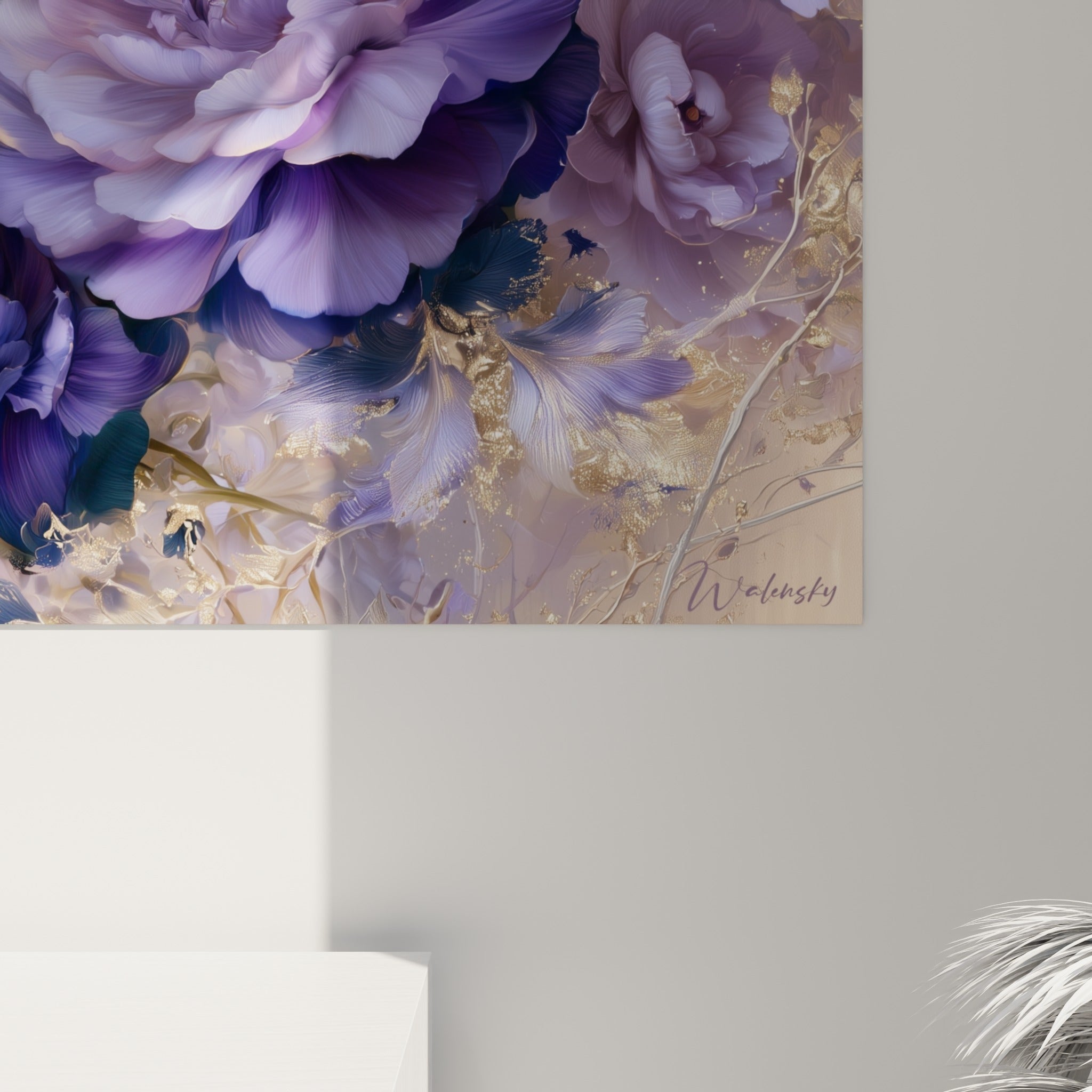 Pétales camélia violet profond et doré révélant la texture peinte et les reliefs veloutés
