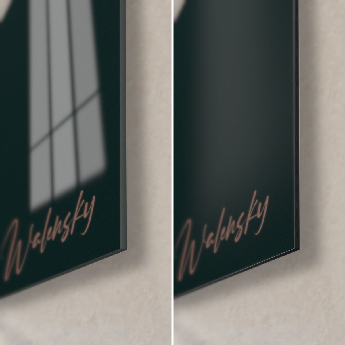 Quadro peonia rosa tenue su fondo verde nero, angolo in basso a destra in vetro lucido e Dibond opaco, spessore di 3 mm visibile