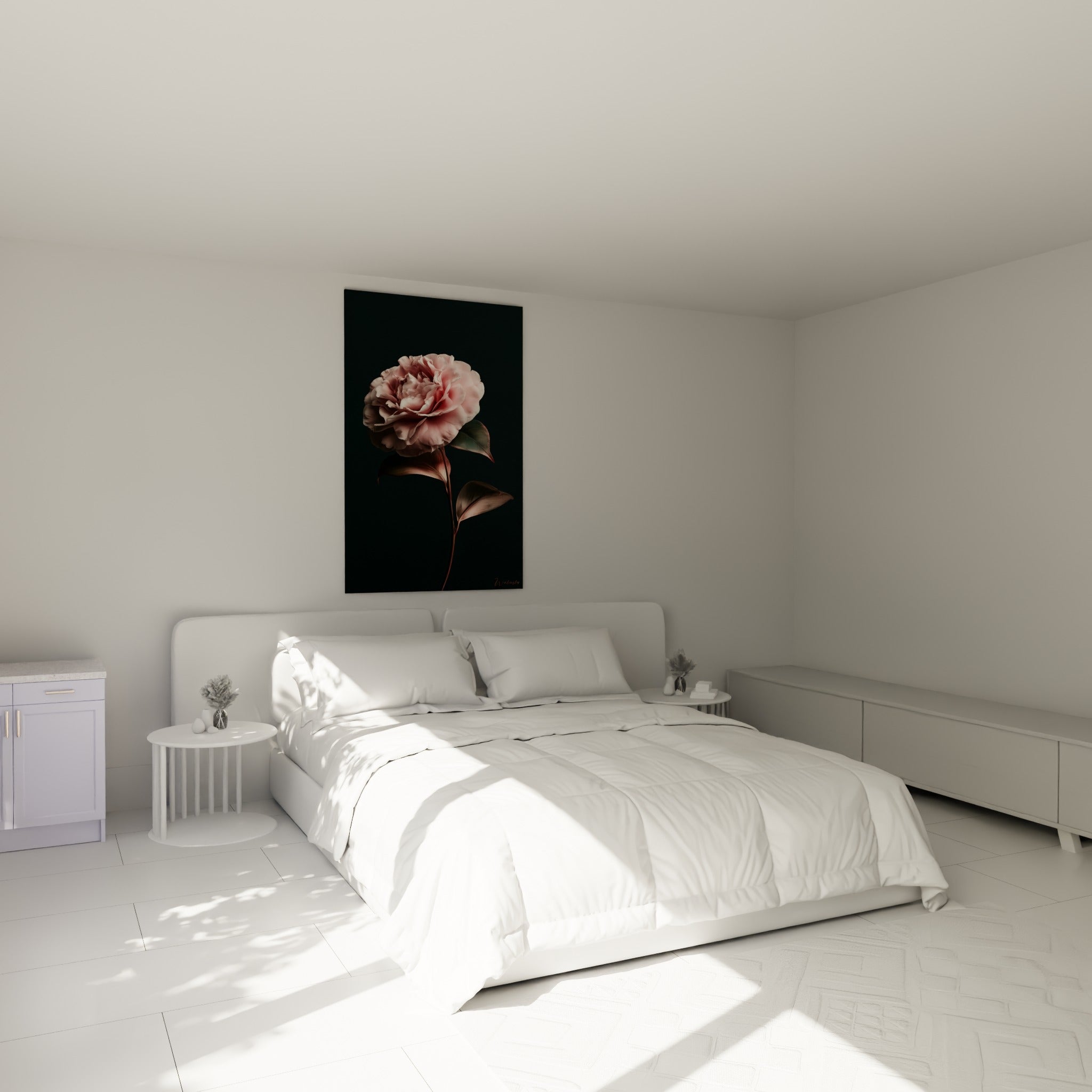 Fleur de camélia rose et bordeaux affichée au-dessus d'un lit dans une chambre claire