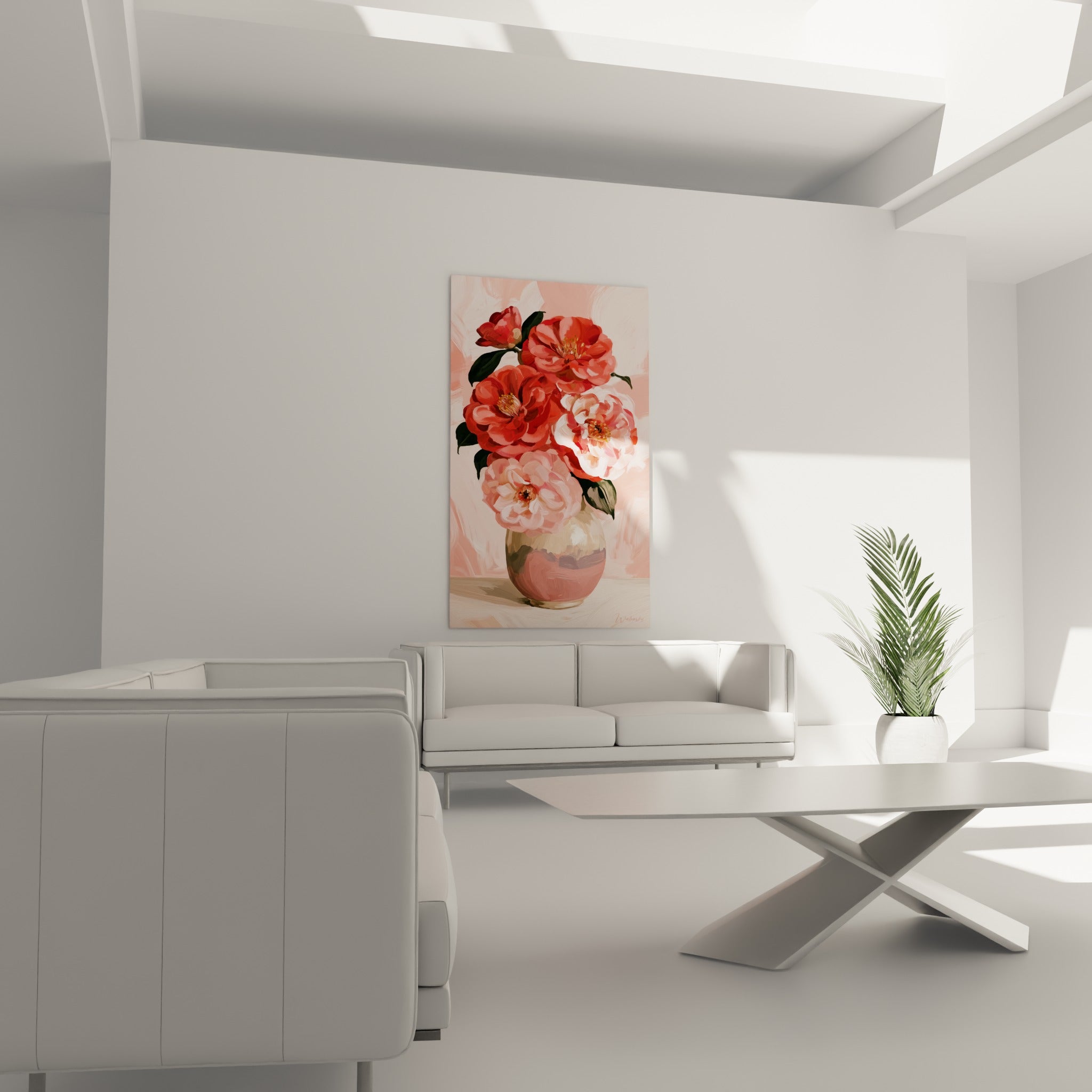 Fleurs de camélia rouge corail et rose pâle en vase doré, au-dessus d'un canapé dans un salon lumineux