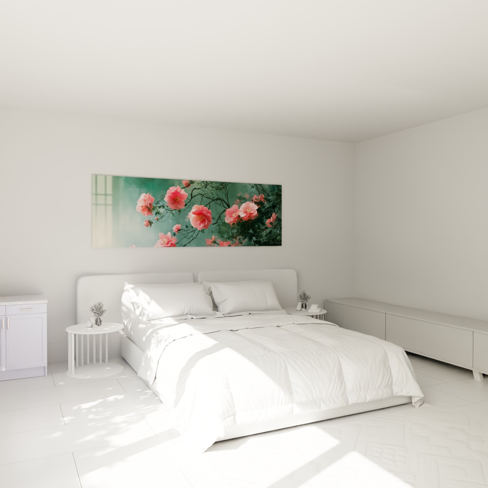 Fleurs de camélia corail et branches sombres surplombent un lit dans une chambre baignée de lumière douce