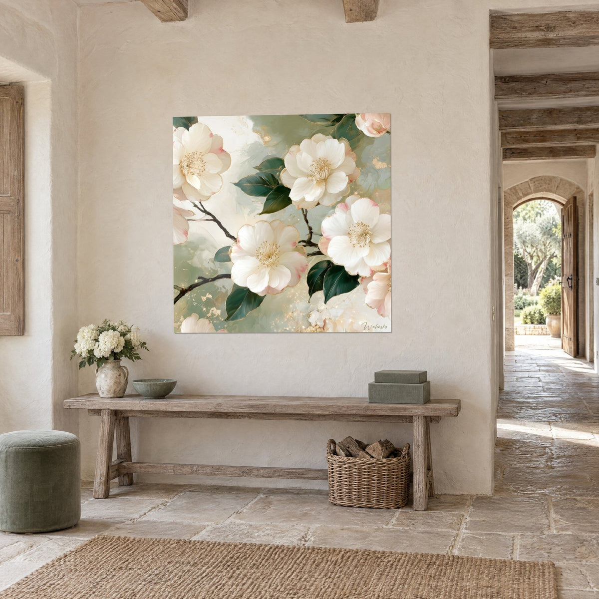 Tableau fleurs de camélia crème nuancées de rose sur branches sombres, feuillage vert profond, dans un couloir en pierre claire