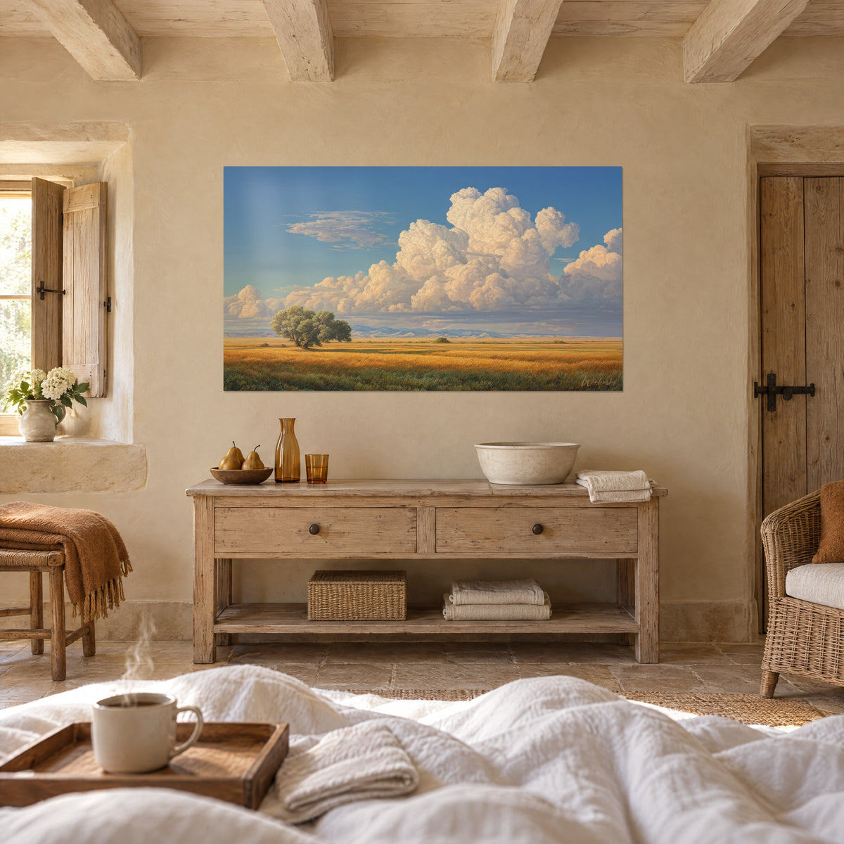 Tableau horizon de campagne, épis safran, cumulus blancs et ciel azur, arbre solitaire, au-dessus d'un lit dans une chambre claire