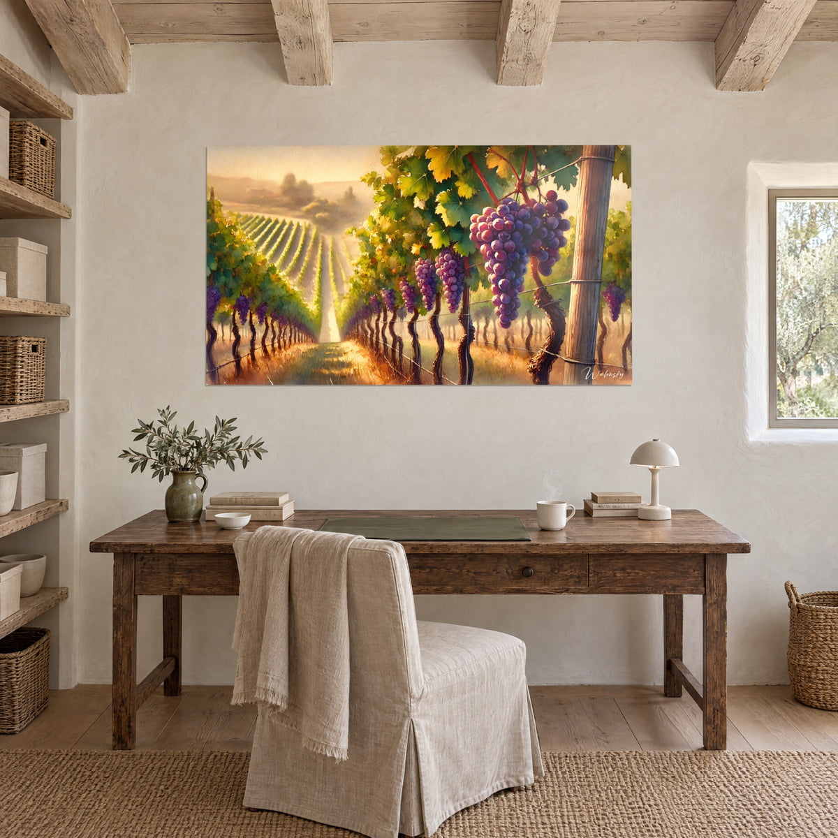 Schilderij pad tussen de wijnstokken goudkleurig verlicht, pruimkleurige druiven en groen gebladerte, boven een houten bureau in een landhuis