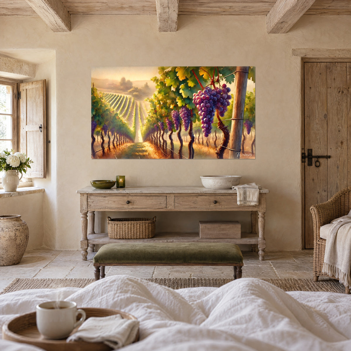 Schilderij wijngaardheuvel bij zonsopgang, paarse druiven en groene ranken op een gepleisterde muur, boven een bed in een lichte slaapkamer