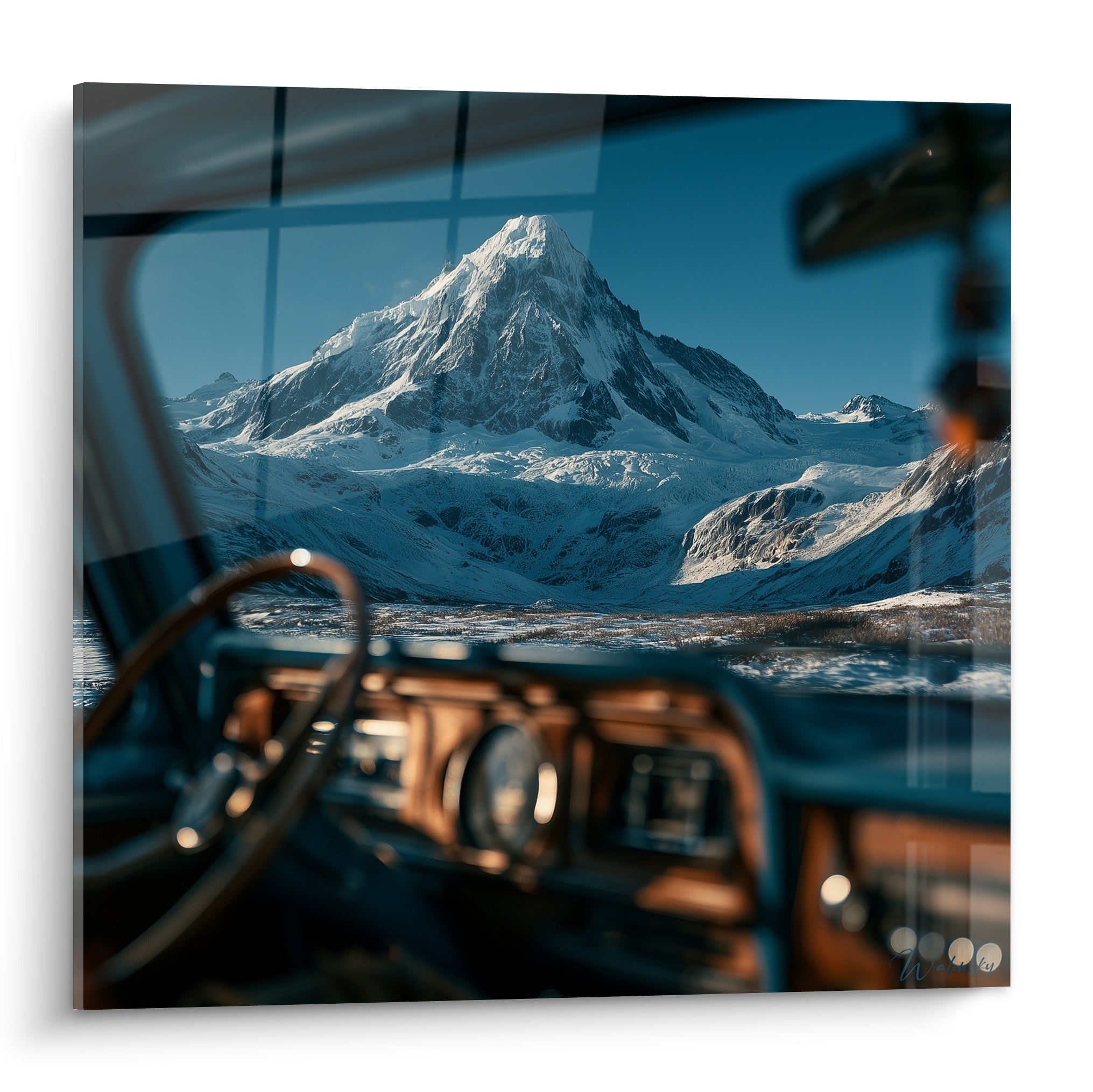 Montagne enneigée bleue et ocre vue depuis un tableau de bord de van vintage