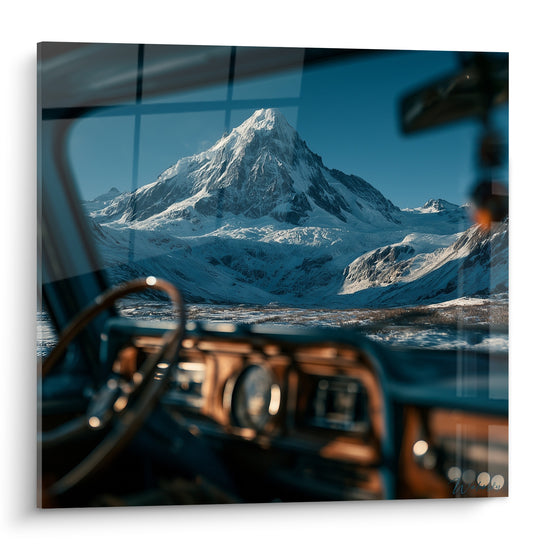 Montagne enneigée bleue et ocre vue depuis un tableau de bord de van vintage