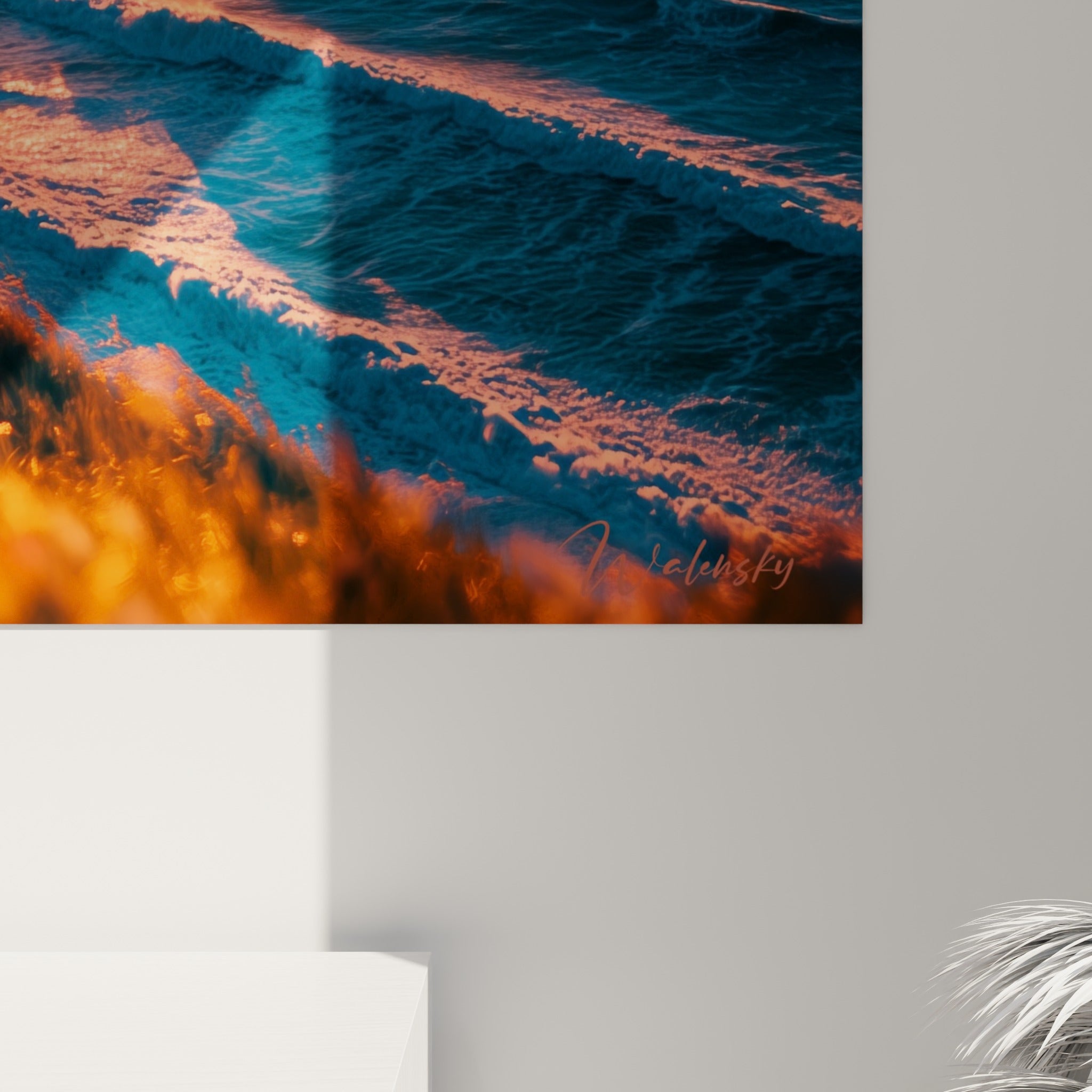 Grain de l'impression révélant les nuances orange et bleu marine du ciel embrasé et les reflets sur les vagues