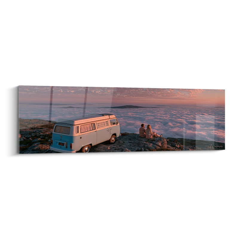 Tableau Van bleu et blanc face à la mer de nuages - Silence des cimes - Edition Camping car et van life