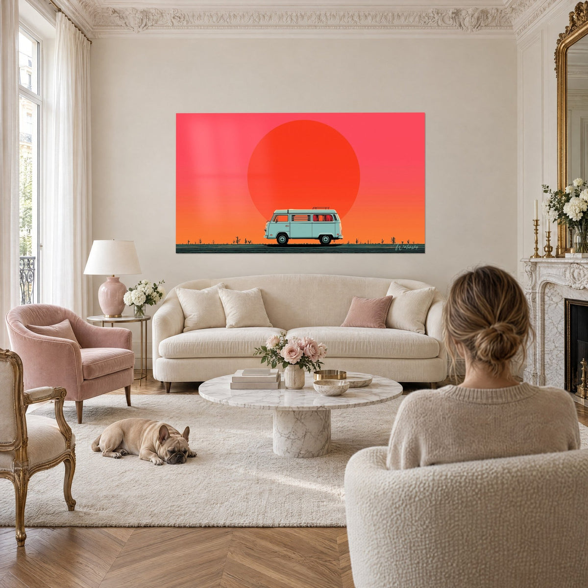 Tableau combi Volkswagen bleu pâle devant un immense soleil rouge-orangé, deux personnes et un bulldog, au-dessus d'un canapé dans un salon lumineux