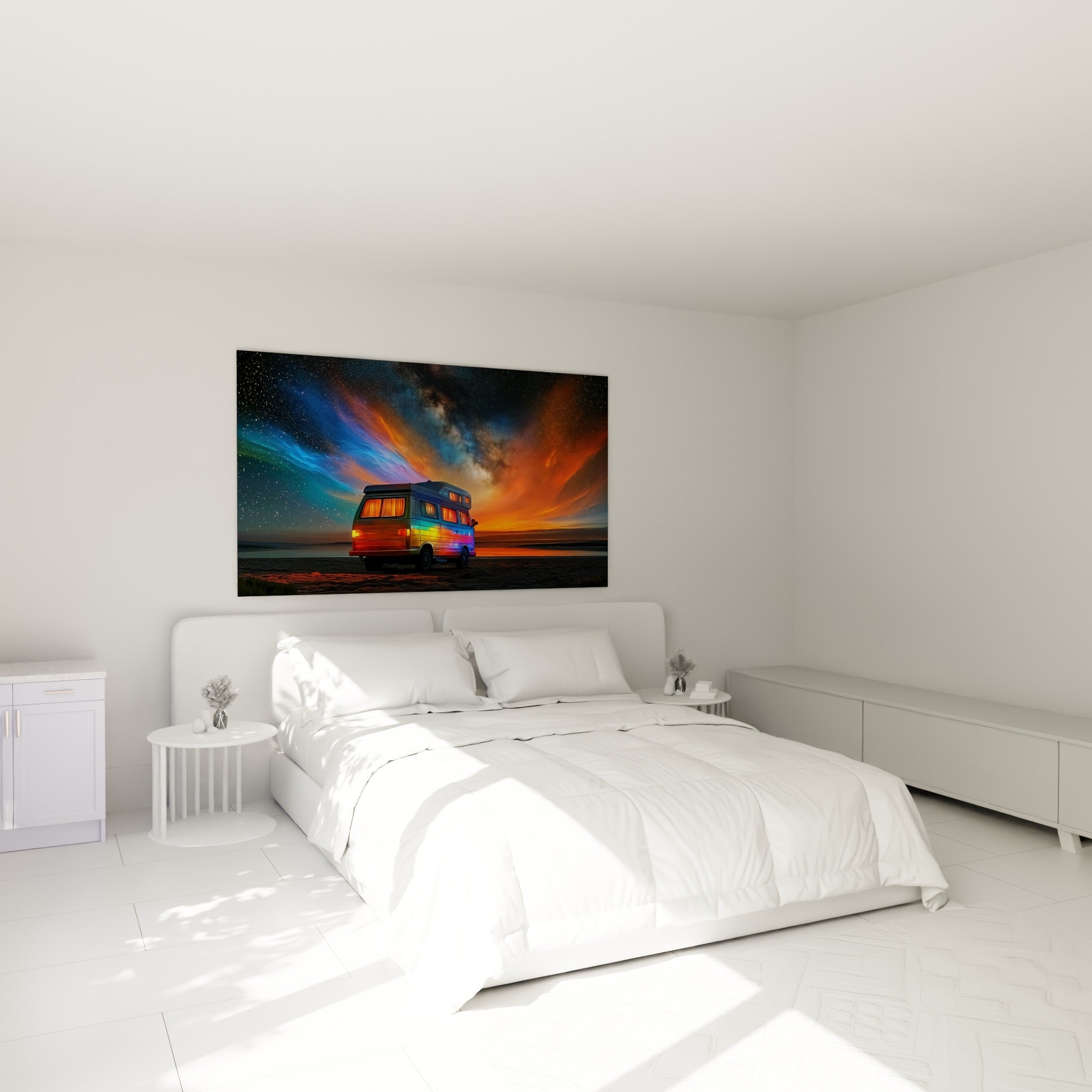 Fourgon aménagé aux teintes orange et bleu marine, accroché au-dessus d'un lit dans une chambre claire