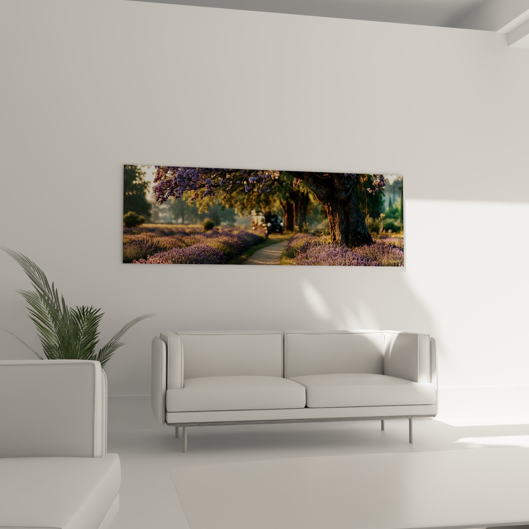 Sentier bordé de lavande mauve et van sombre au-dessus d'un canapé dans un salon lumineux