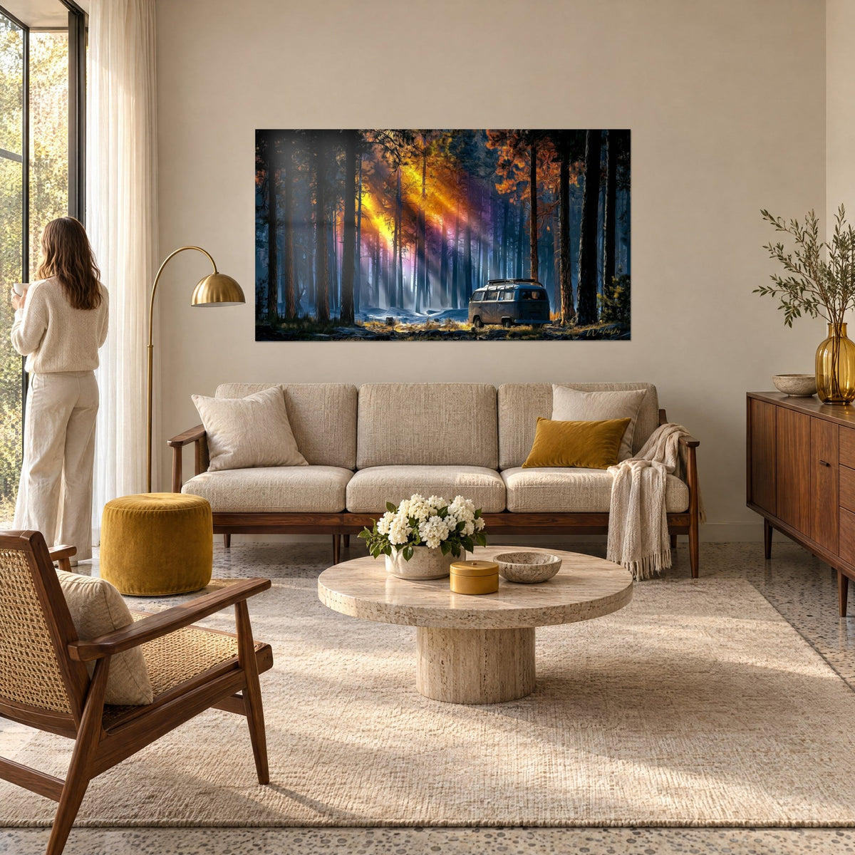 Gemälde in Graublau mit Gallerien unter Kiefern und orangefarbenen sowie violetten Strahlen, über einem Sofa in einem hellen Wohnzimmer
