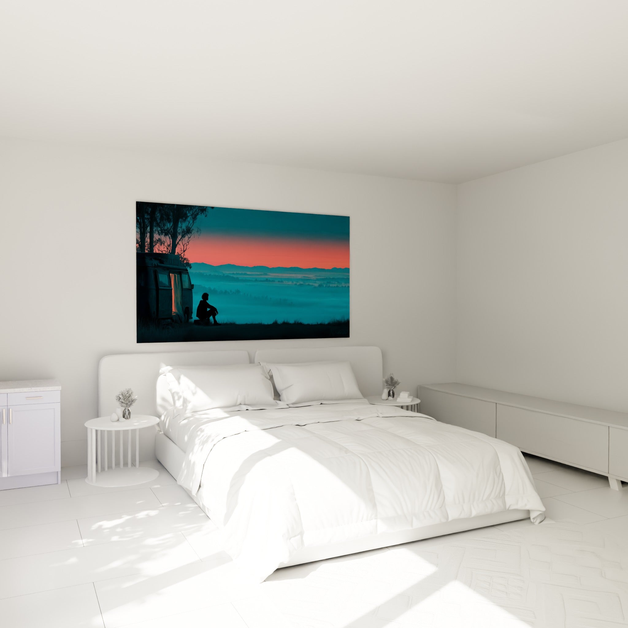 Voyageur contemplatif près d'un fourgon bleu marine, tableau accroché au-dessus d'un lit dans une chambre claire