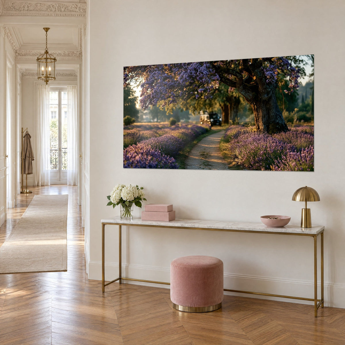 Tableau allée de sable bordée de lavandes mauves sous un arbre en fleurs, lueur dorée, console laiton, entrée haussmannienne