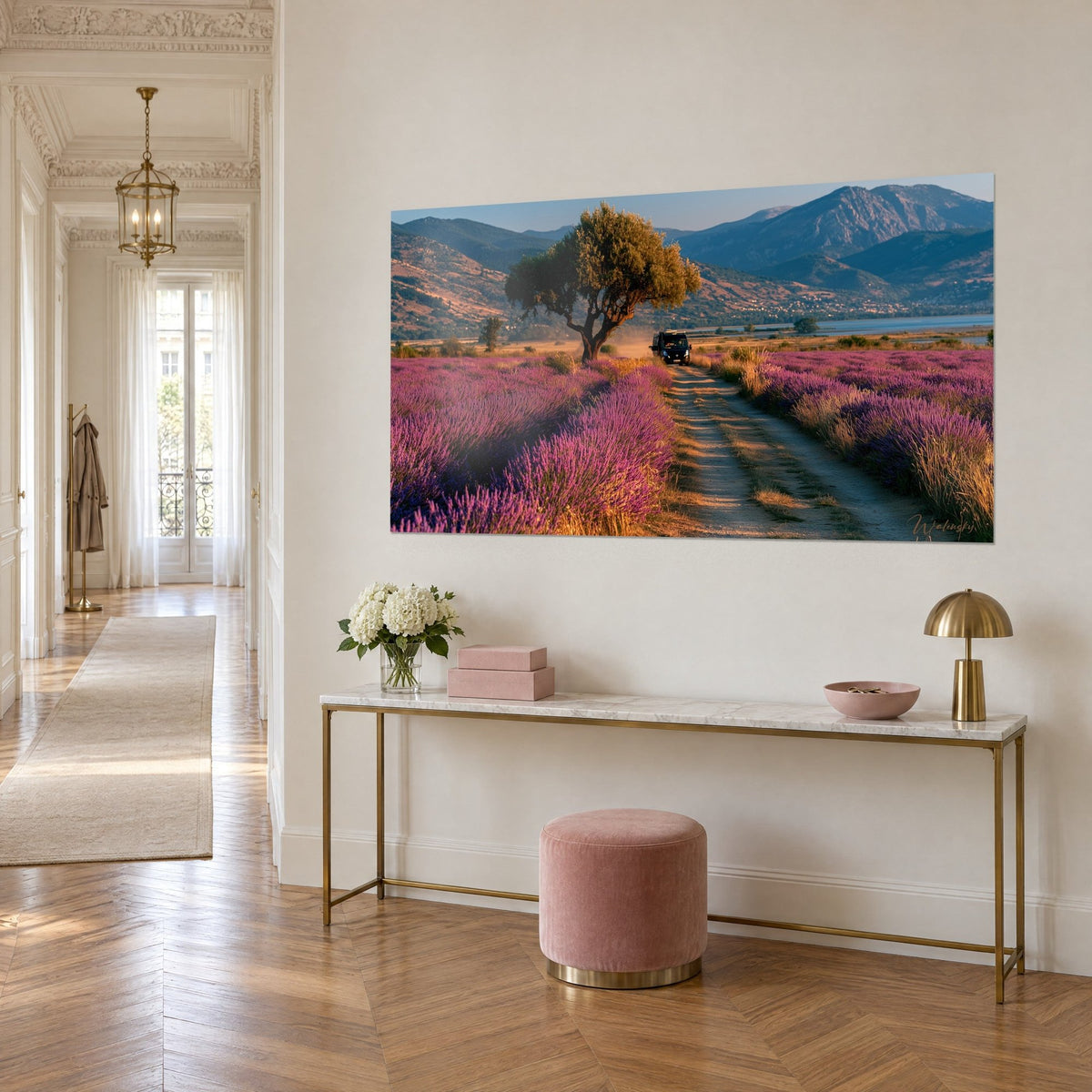 Tableau lavande violette en rangées sous un olivier, piste de sable doré et van noir au loin, sur un mur haussmannien