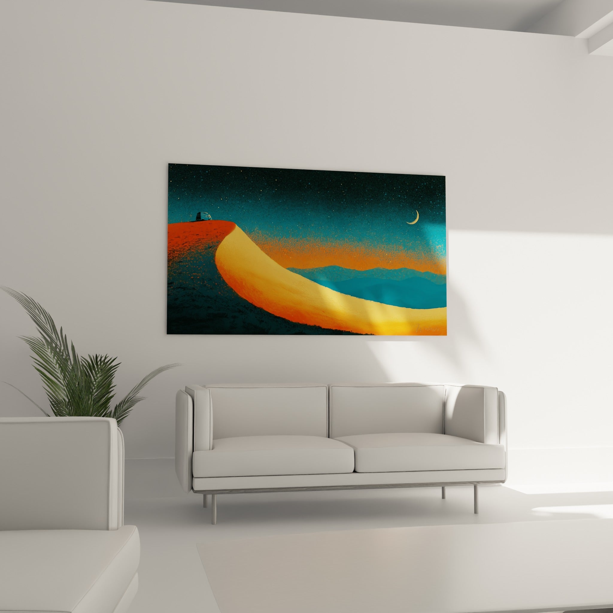 Paysage nocturne orange et bleu anthracite avec van, tableau au-dessus d'un canapé dans un salon lumineux