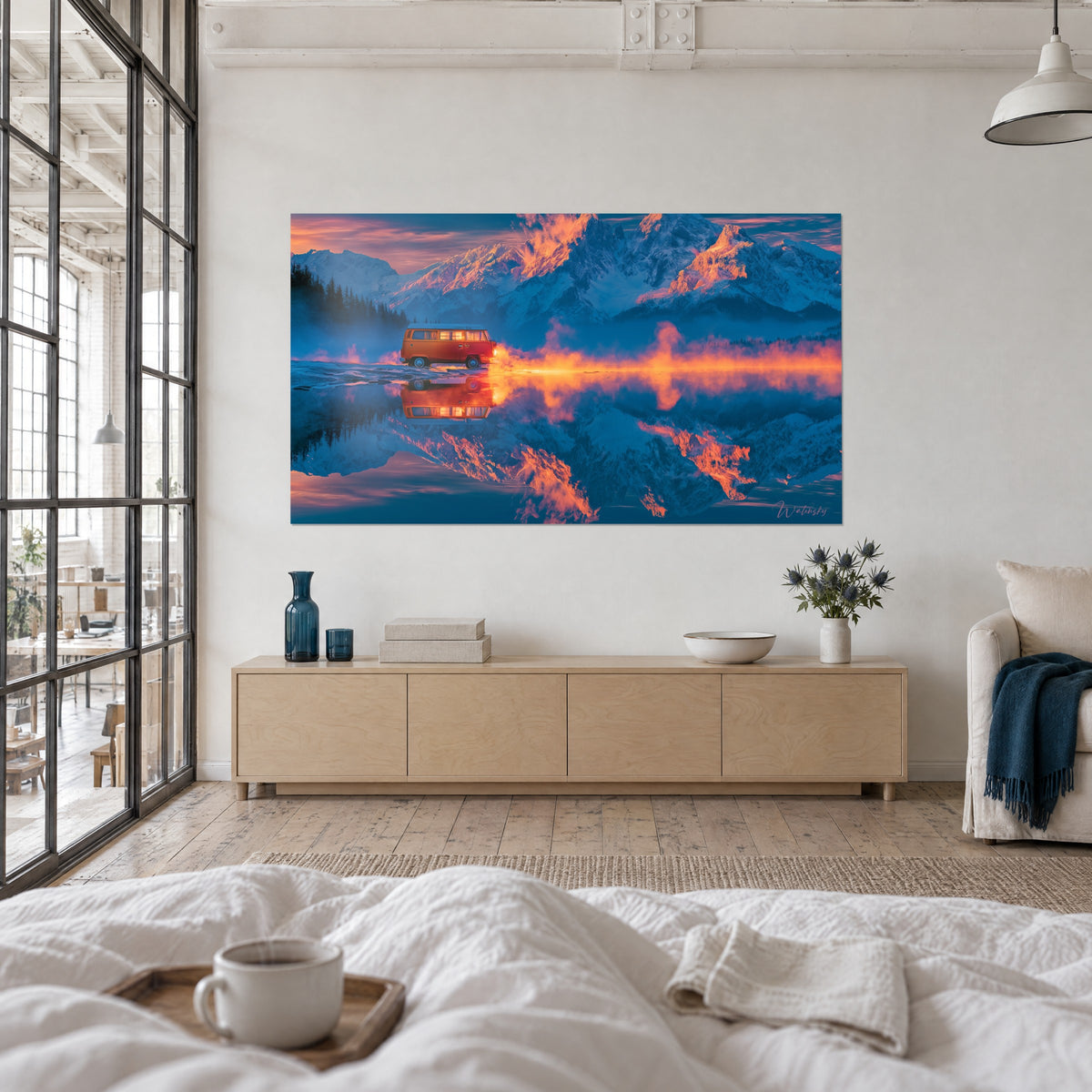Cuadro de una autocaravana retro naranja con reflejo turquesa, montañas nevadas rosadas, una pareja de espaldas, sobre una cama en un dormitorio luminoso