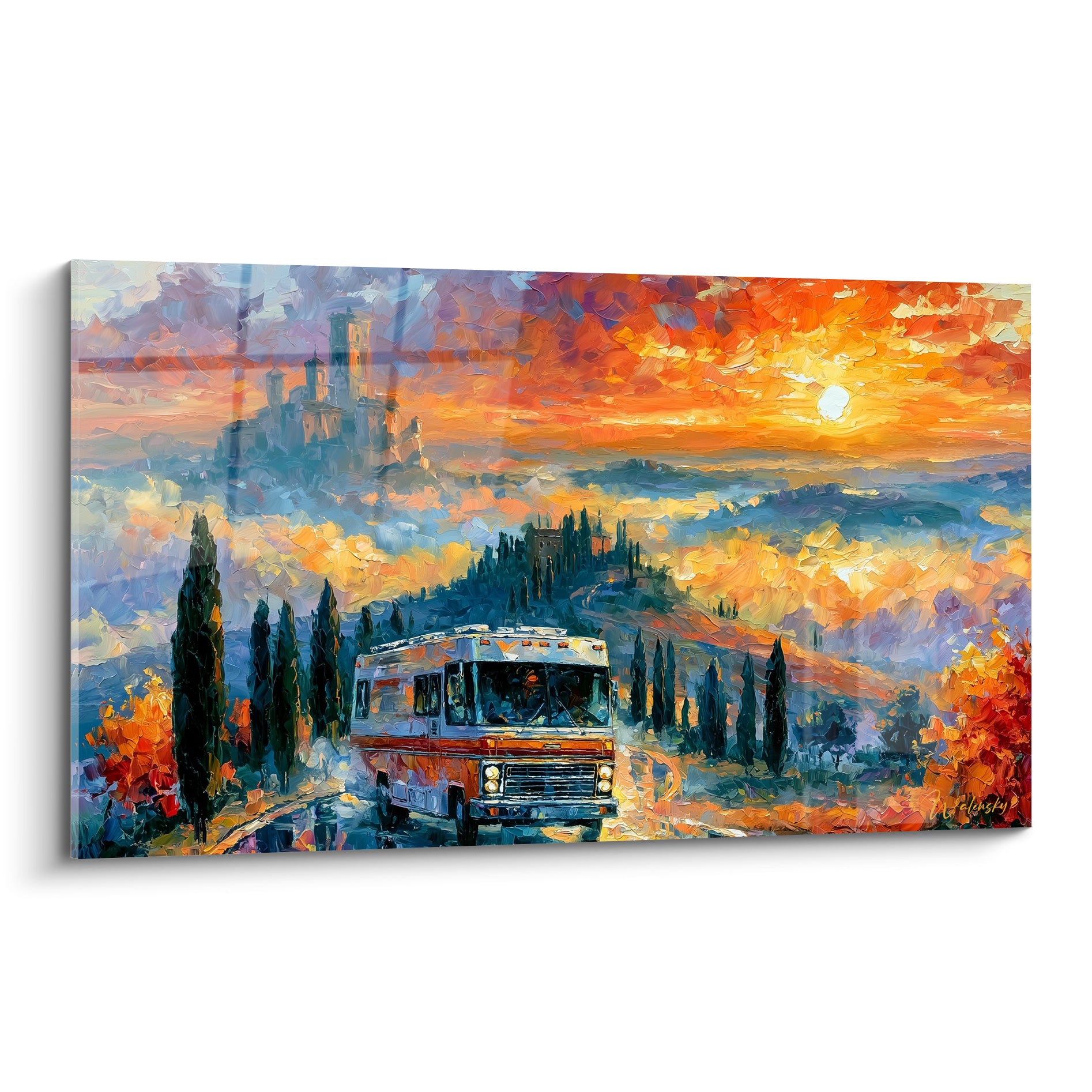Camping-car blanc et rouille roulant sous un ciel orange embrasé, entre cyprès et collines bleutées toscanes