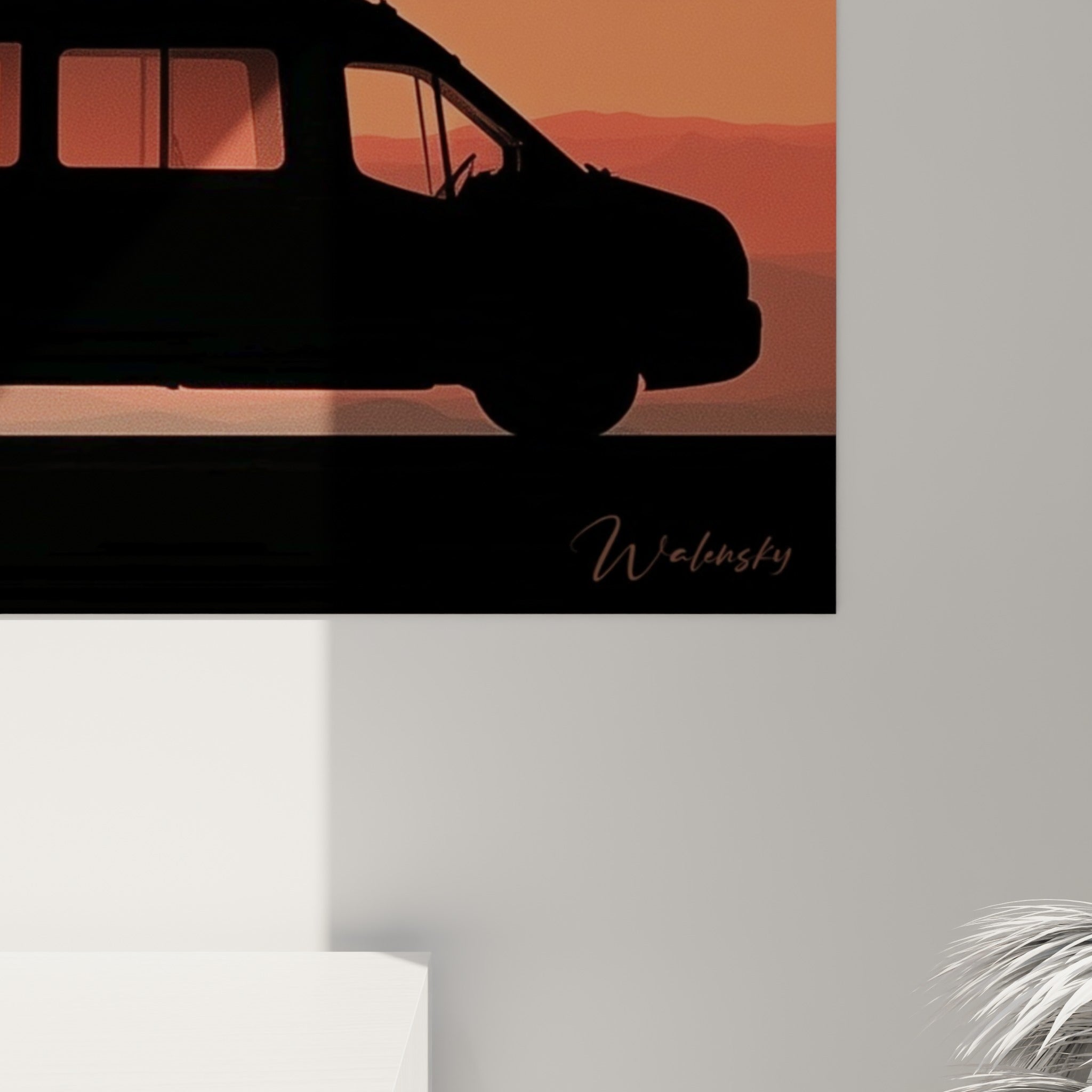 Détail du tableau montrant les nuances orange et corail du ciel autour de la silhouette noire du van