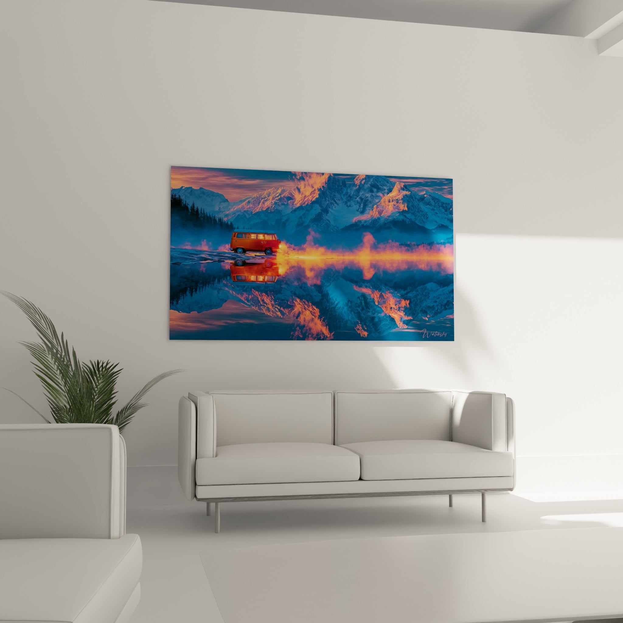 Silhouette de van orange bordée de flammes dorées, au-dessus d'un canapé dans un salon lumineux