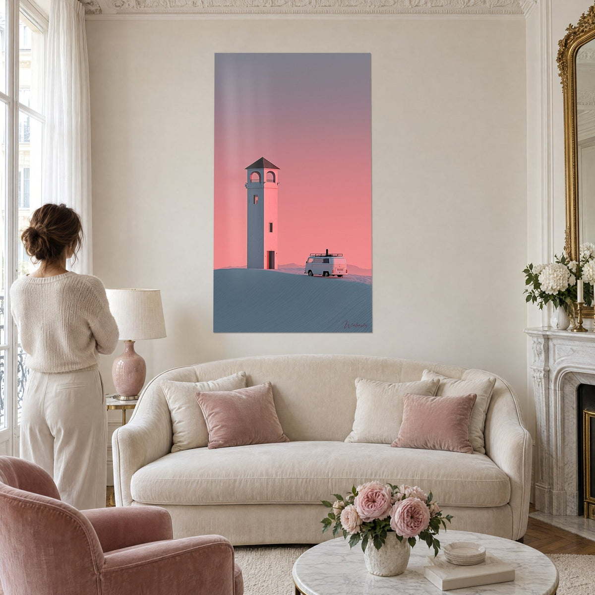 Tableau tour d'angle rose et grise face à un fourgon blanc sur dunes bleutées, au-dessus d'un canapé dans un salon lumineux