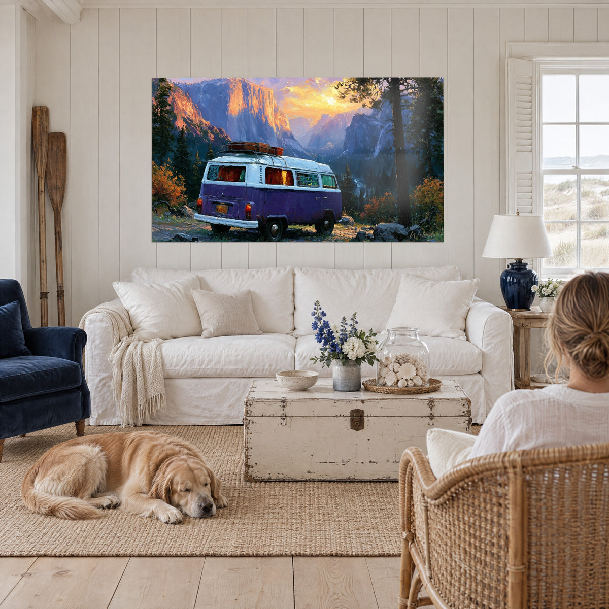 Πίνακας μωβ και λευκό Volkswagen Combi μπροστά σε πορτοκαλί βράχια, ξαπλωμένος retriever, πάνω από έναν καναπέ σε φωτεινό σαλόνι