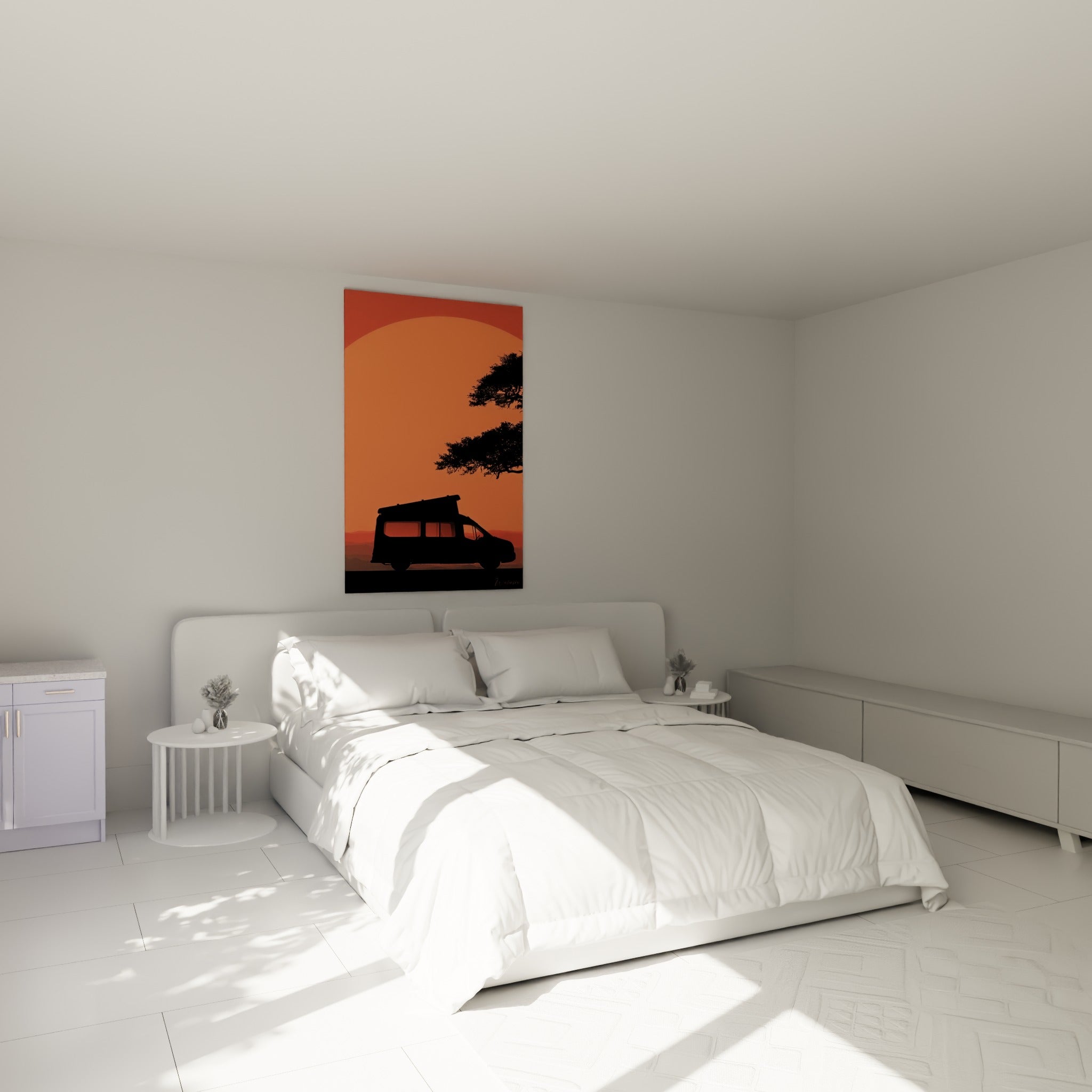 Van aménagé noir se découpant sur un ciel orange, accroché au-dessus d'un lit dans une chambre claire