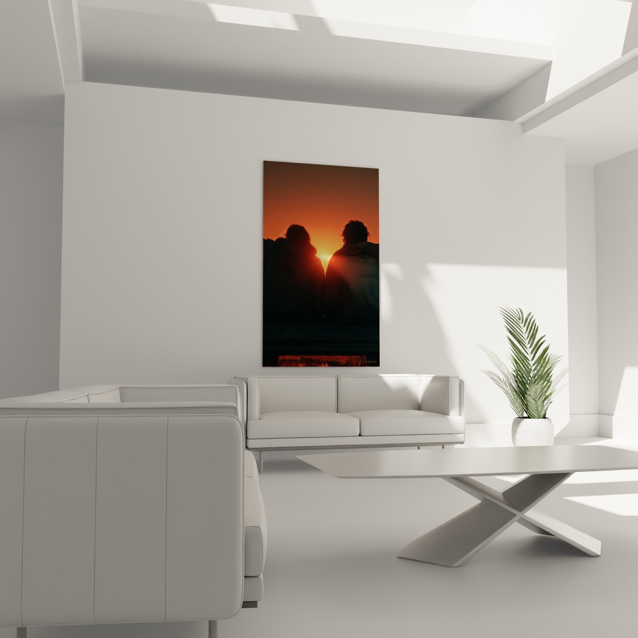 Silhouettes fauves et ciel orangé d'un coucher de soleil, tableau placé au-dessus d'un canapé dans un salon lumineux