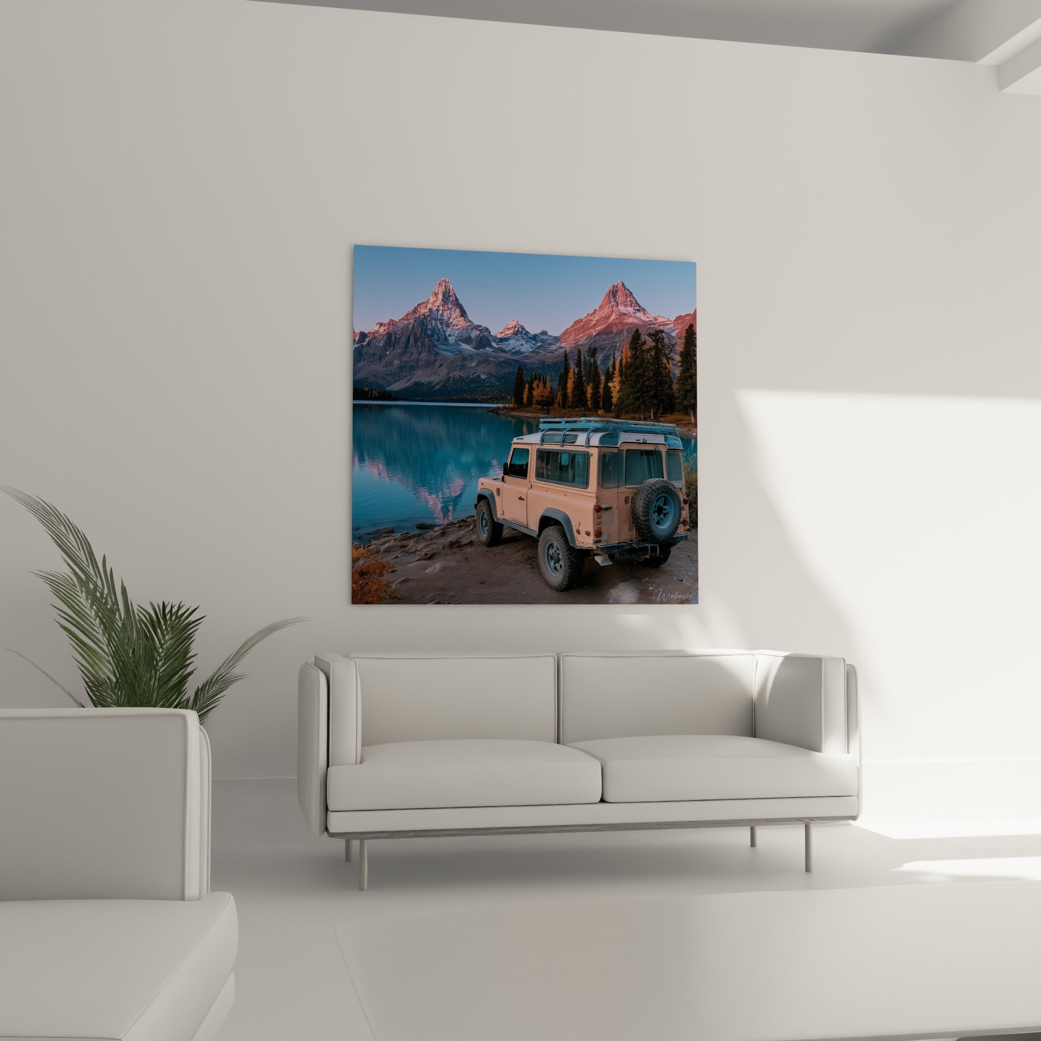 Paysage de montagnes roses et lac bleu turquoise avec 4x4 vintage au-dessus d'un canapé dans un salon lumineux
