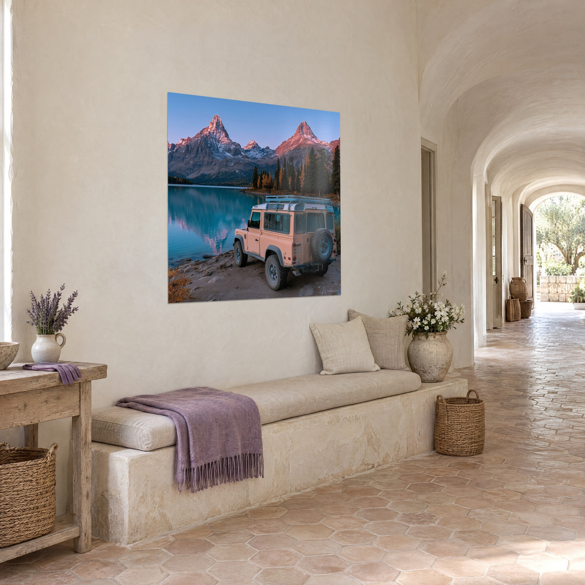 Schilderij pastel Land Rover geparkeerd op de oever, gouden lariksen en roze pieken weerspiegeld in het water, driekwartaanzicht in een gewelfde gang