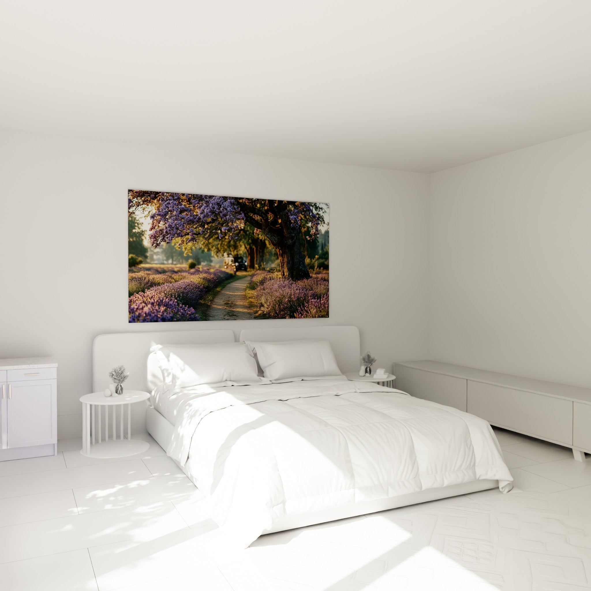 Lavande violette et chemin doré traversé par un van, au-dessus d'un lit dans une chambre claire