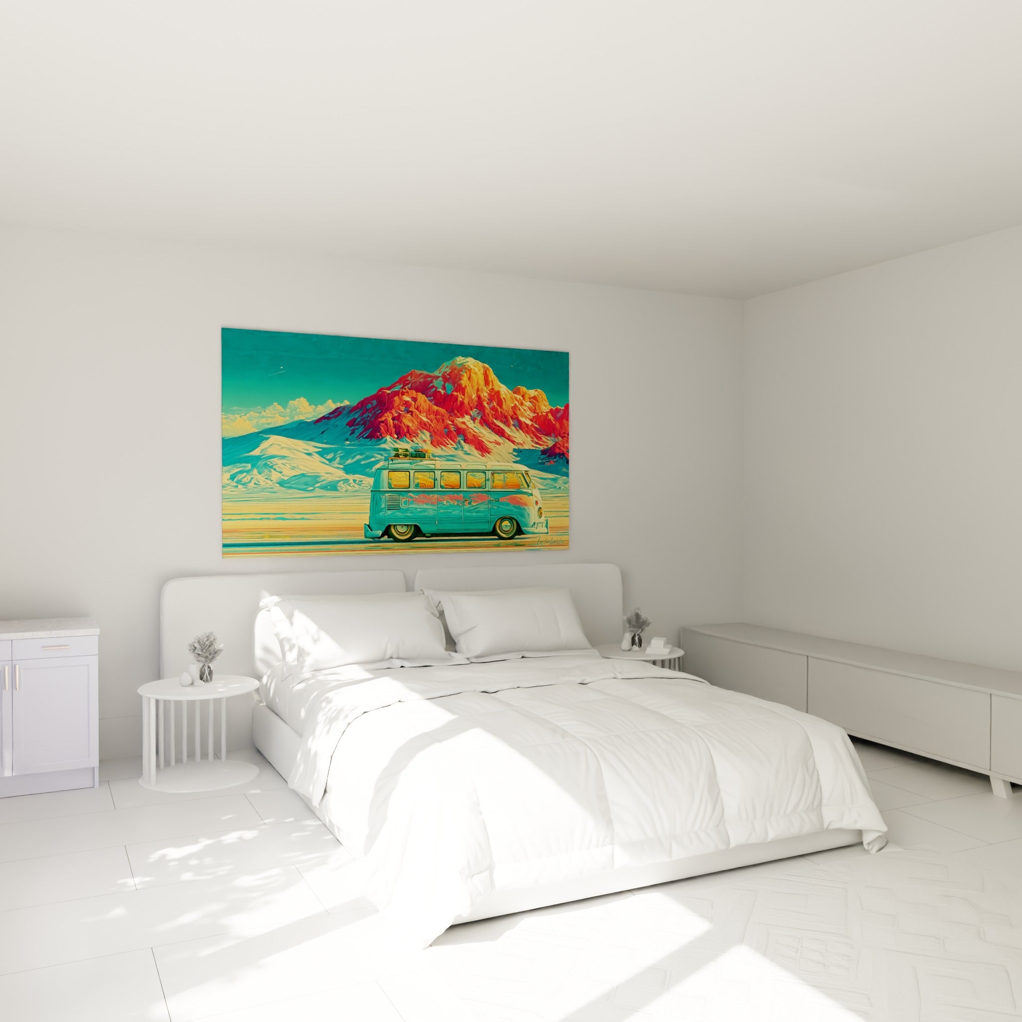 Silhouette de van bleu turquoise filant devant un relief orange, tableau accroché au-dessus d'un lit dans une chambre claire