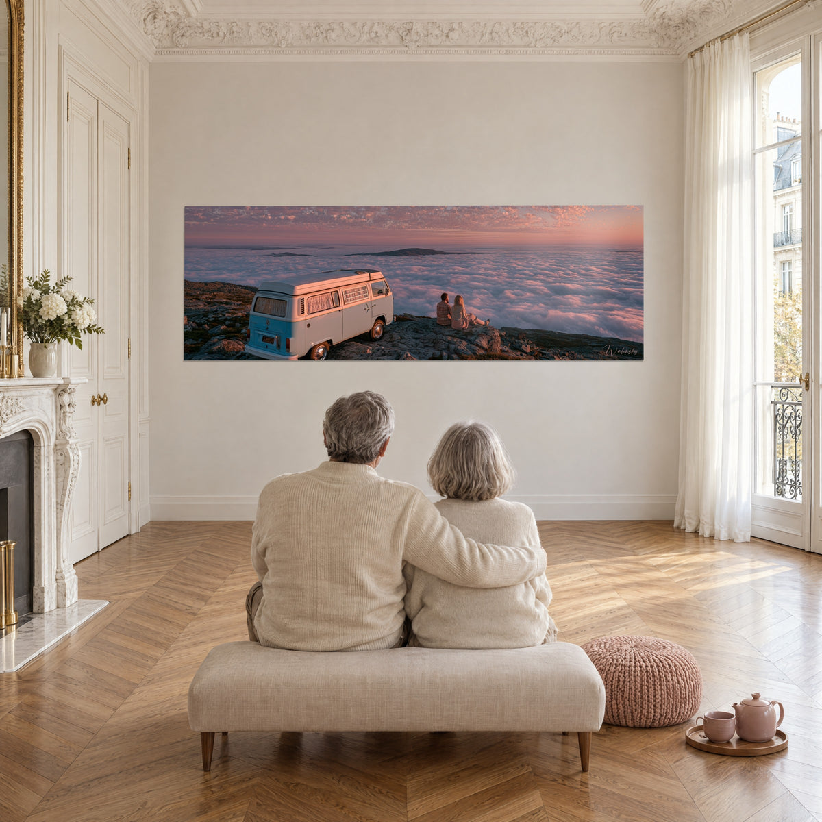 Schilderij van een reis met de van boven de wolken, abrikoos- en roze lucht, een stel zittend op de rots, bekeken door een ouder stel op een bank