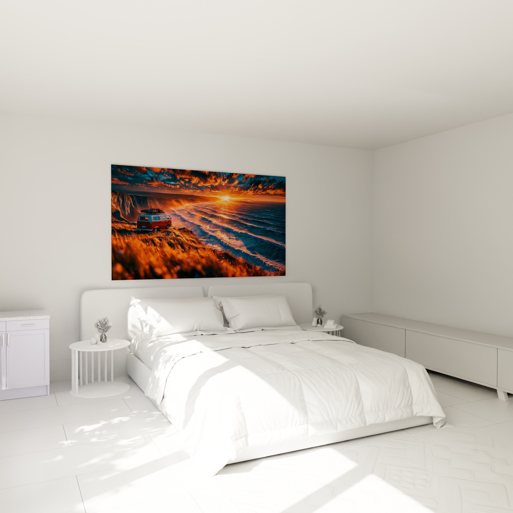 Fourgon aménagé face à l'océan orange et bleu, tableau van life accroché au-dessus d'un lit dans une chambre claire