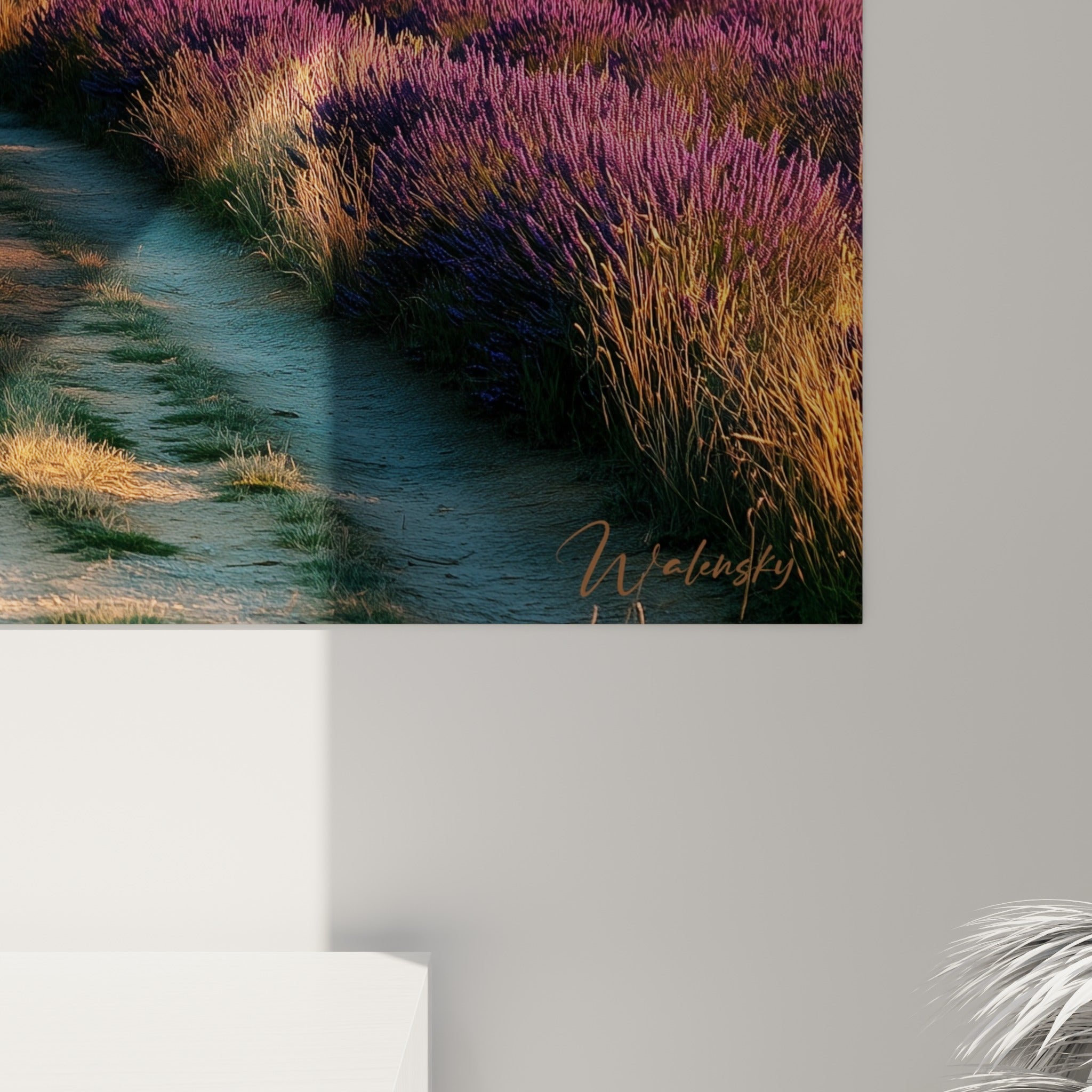 Grain de l'impression révélant les tons violets et ocre du champ de lavande et la poussière soulevée par le van