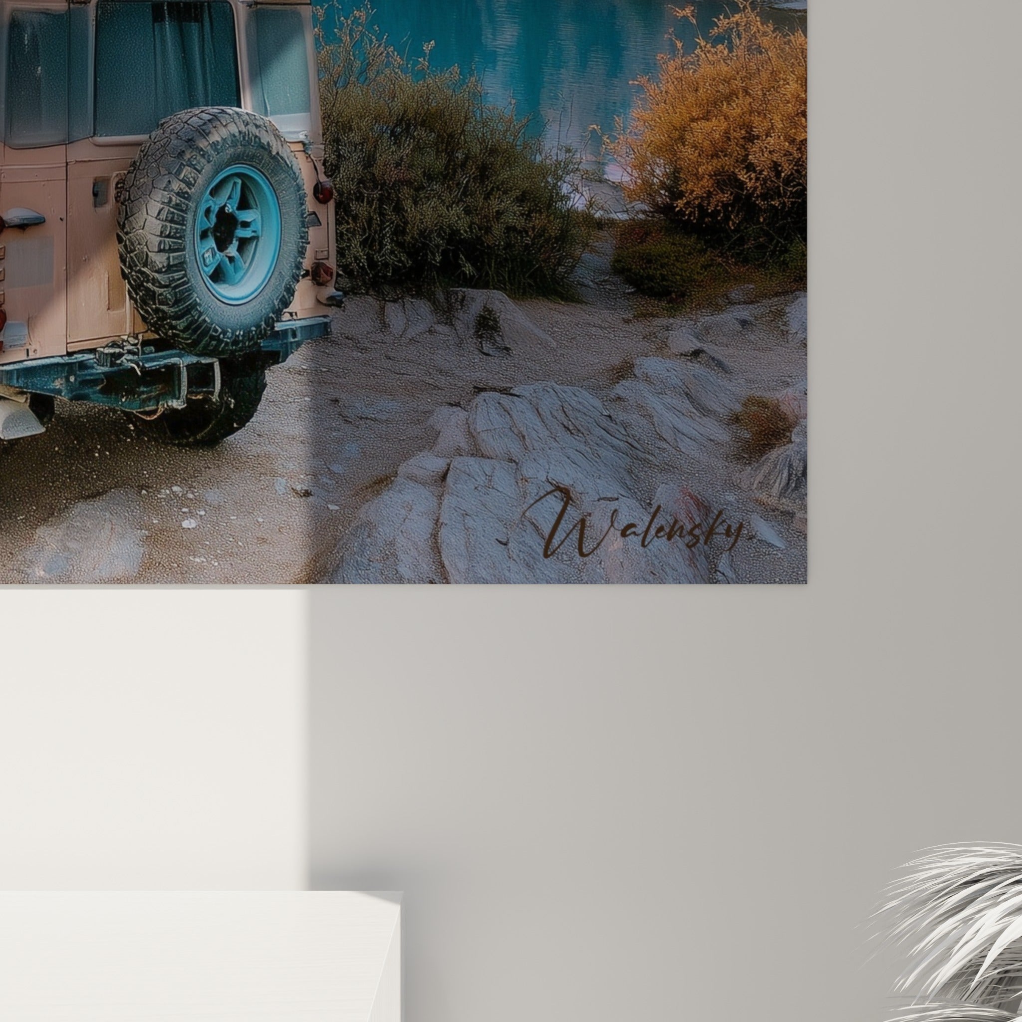 Détail des reflets turquoise et des crêtes rosées imprimés avec un grain fin sur la toile accrochée