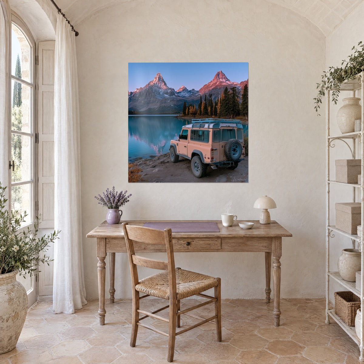 Schilderij poederroze expeditievoertuig, blauw reservewiel, smaragdgroen water en groene dennen, opgehangen boven een houten bureau