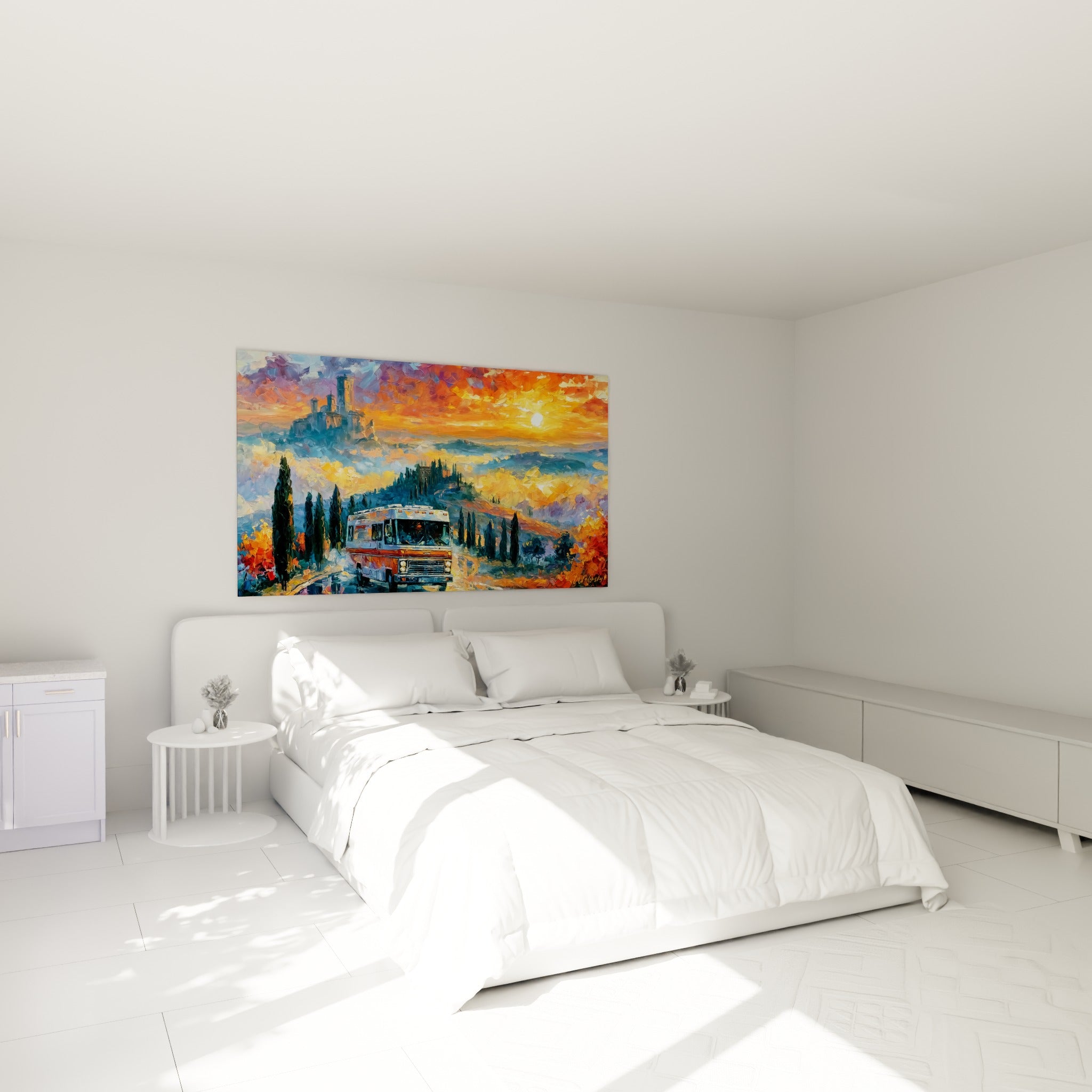Fourgon aménagé traversant une campagne dorée et bleu ardoise, accroché au-dessus d'un lit dans une chambre claire