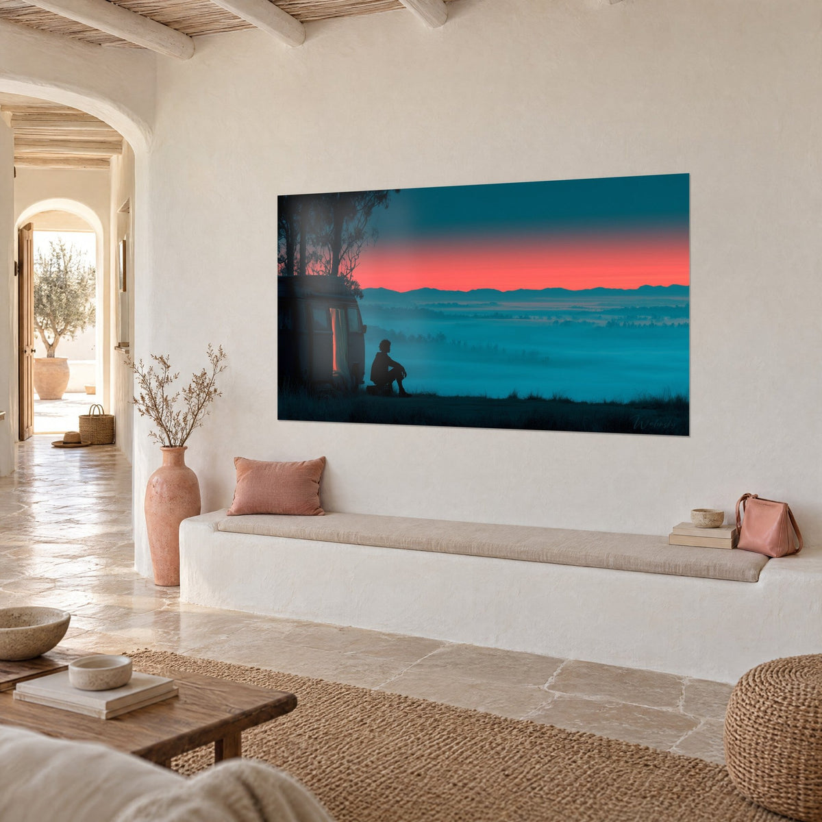 Cuadro de un viajero sentado junto a una furgoneta iluminada, horizonte coral sobre un valle turquesa neblinoso, vista de tres cuartos, banco blanco
