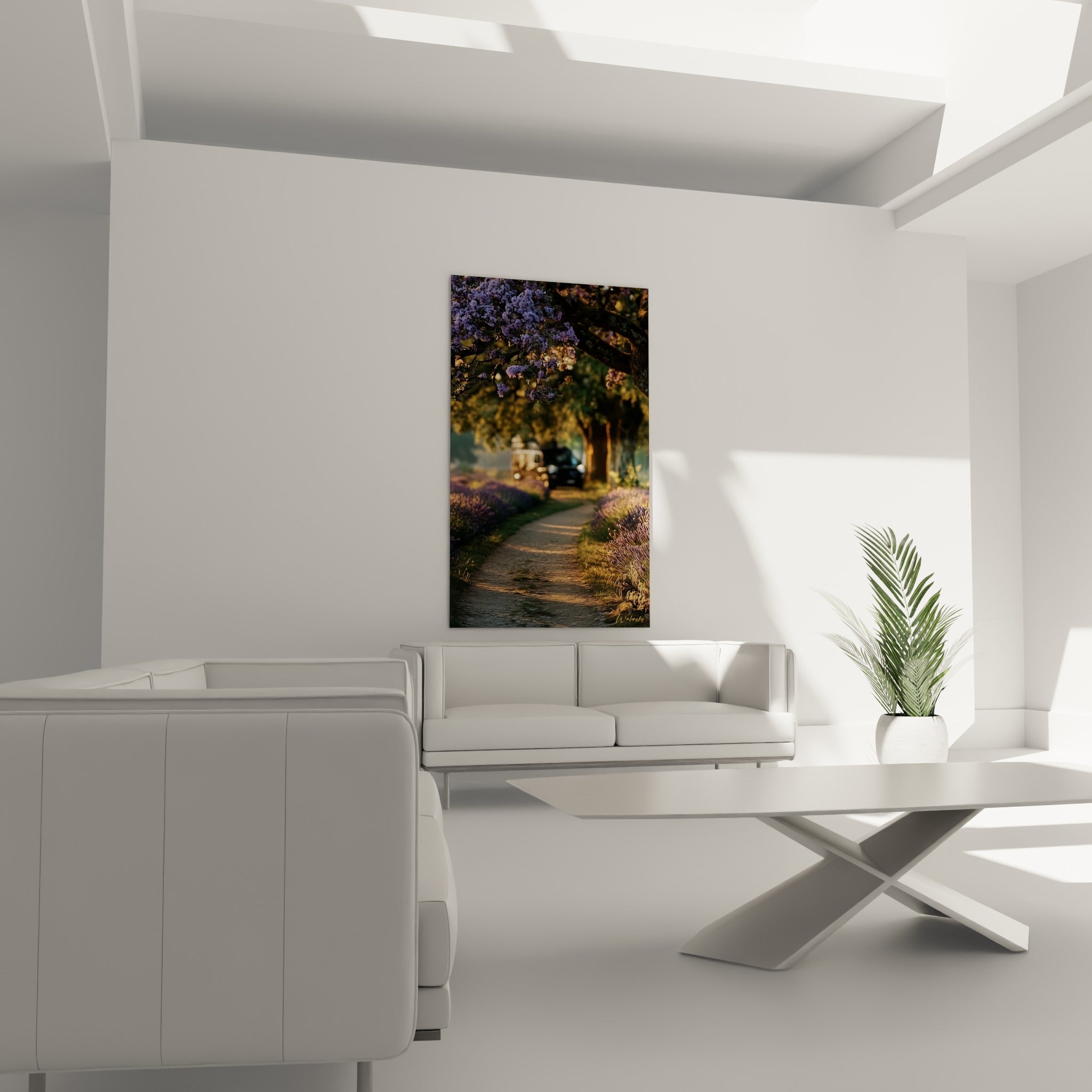 Sentier fleuri aux tons mauves et verts installé au-dessus d'un canapé dans un salon lumineux