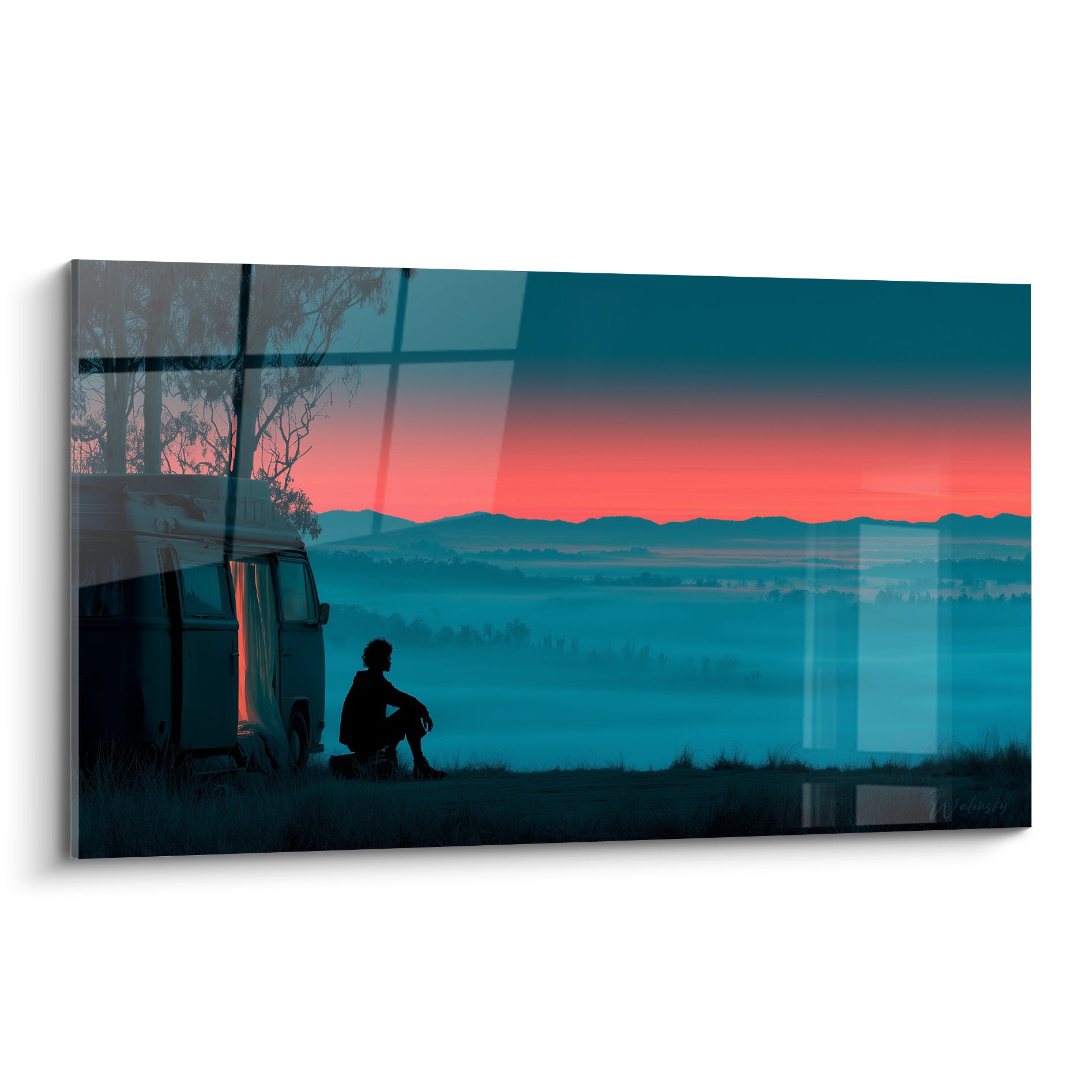 Silhouette assise devant un van bleu nuit, ciel corail et vallée embrumée en toile de fond