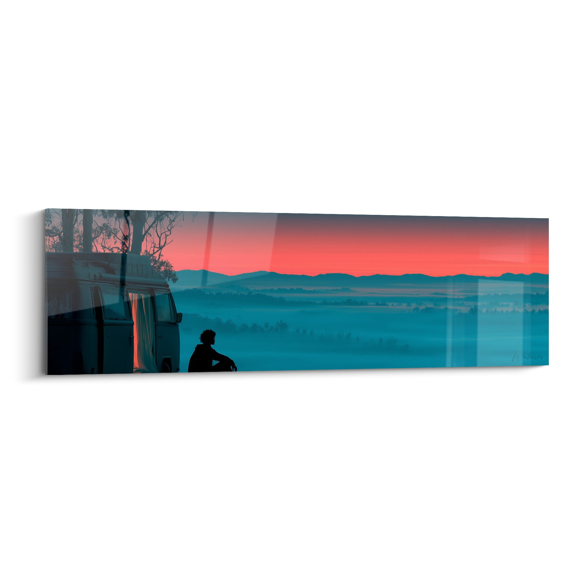 Silhouette contemplative devant un van, ciel corail et vallée bleu profond brumeuse