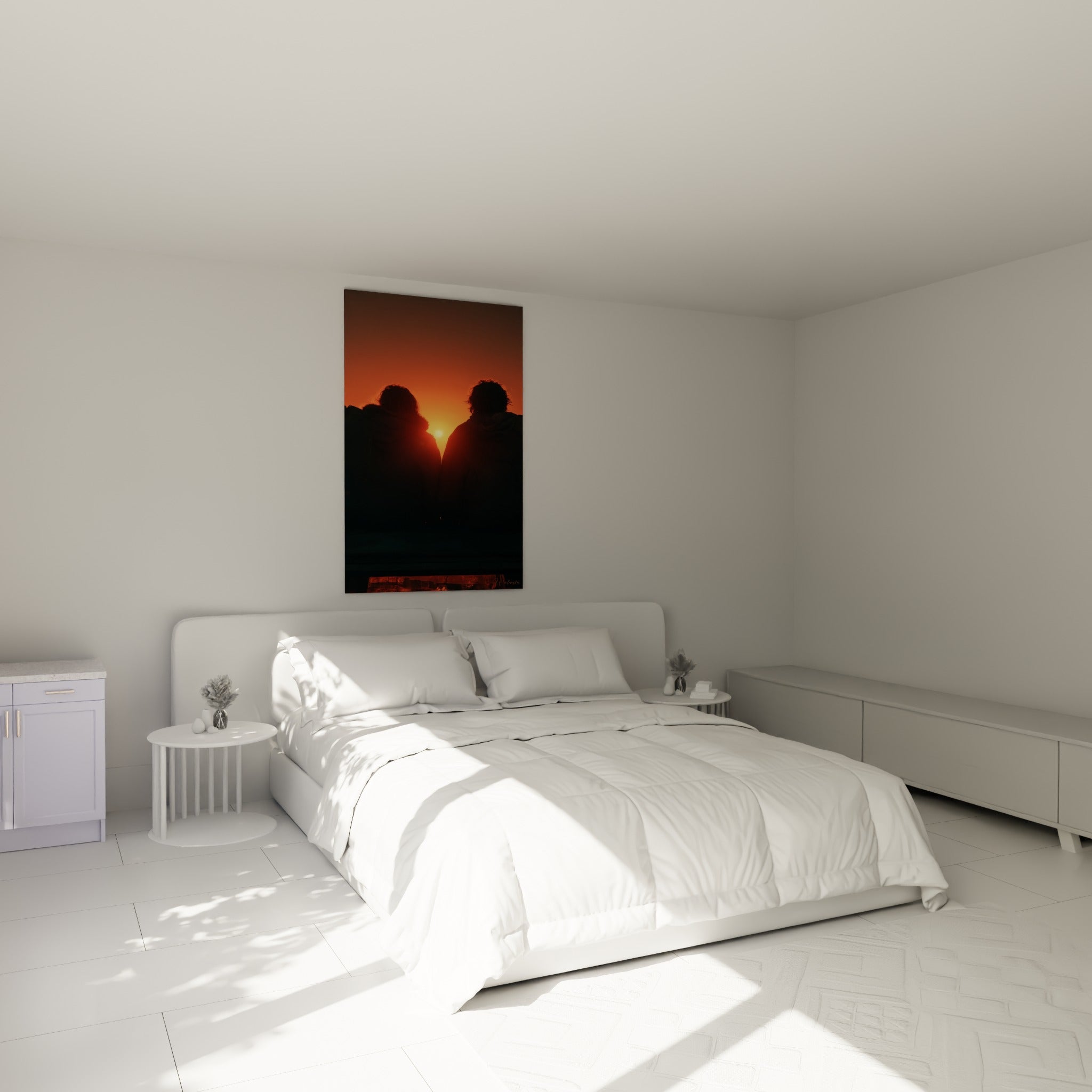 Couple en silhouette anthracite contemplant l'horizon orangé, tableau accroché au-dessus d'un lit dans une chambre claire